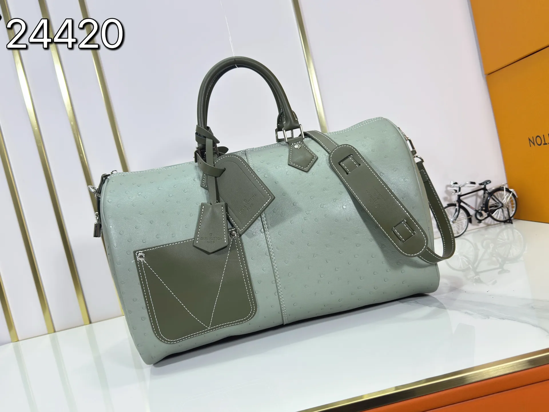 P340 Upgraded original M24420 M24441 M24424 This model has ostrich leather pattern. The Speedy Bandoulière 40 Monogram Leather handbag is made of soft cow leather and uses Monogram pattern to reproduce the elegant look and feel of canvas printing. Dazzling metal hardware, sheepskin lining and nameplate all reflect Creative Director Pharrell Williams' relentless attention to detail. 40x27x20cm (length x height x width)