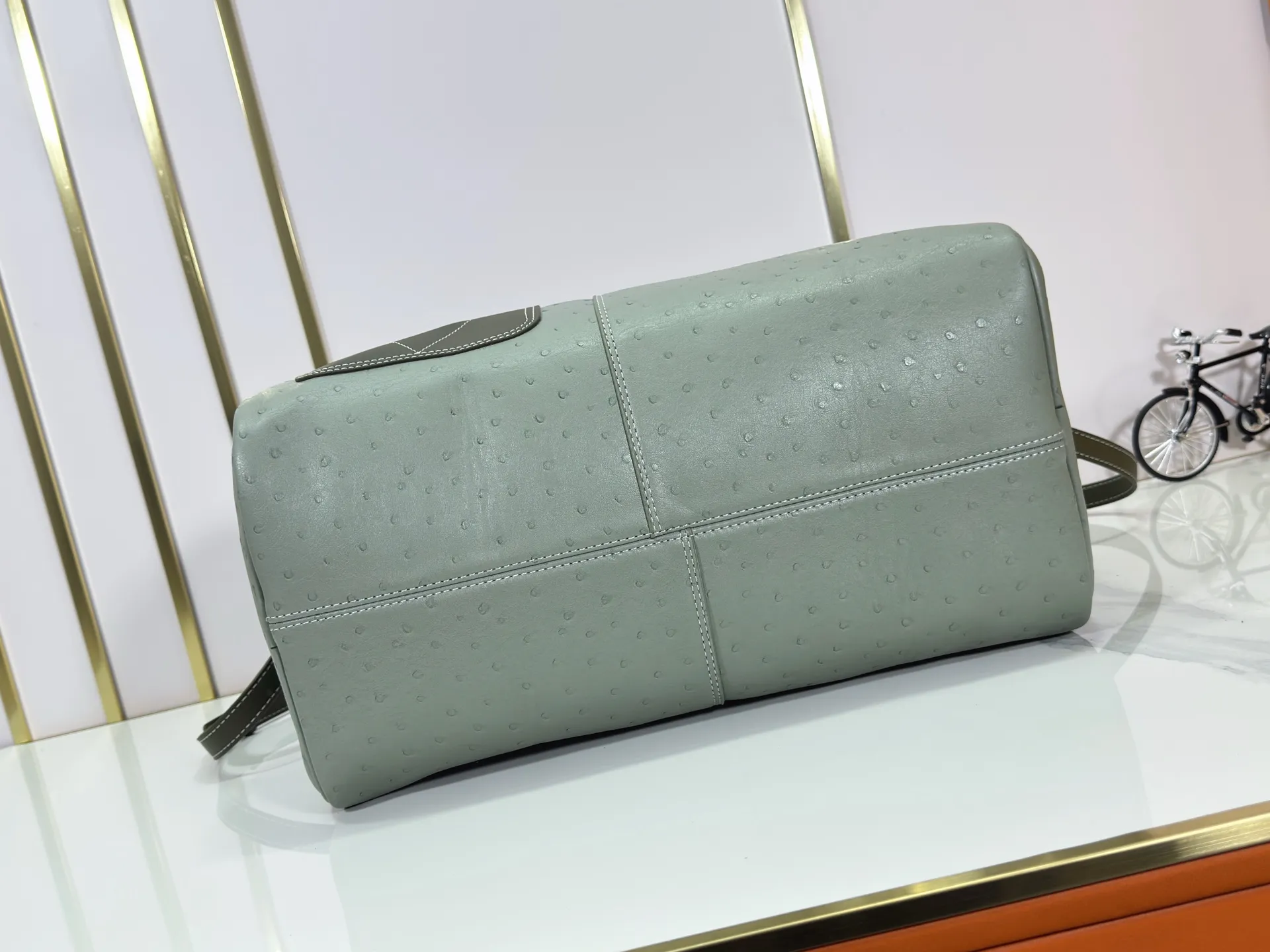 P340 Upgraded original M24420 M24441 M24424 This model has ostrich leather pattern. The Speedy Bandoulière 40 Monogram Leather handbag is made of soft cow leather and uses Monogram pattern to reproduce the elegant look and feel of canvas printing. Dazzling metal hardware, sheepskin lining and nameplate all reflect Creative Director Pharrell Williams' relentless attention to detail. 40x27x20cm (length x height x width)