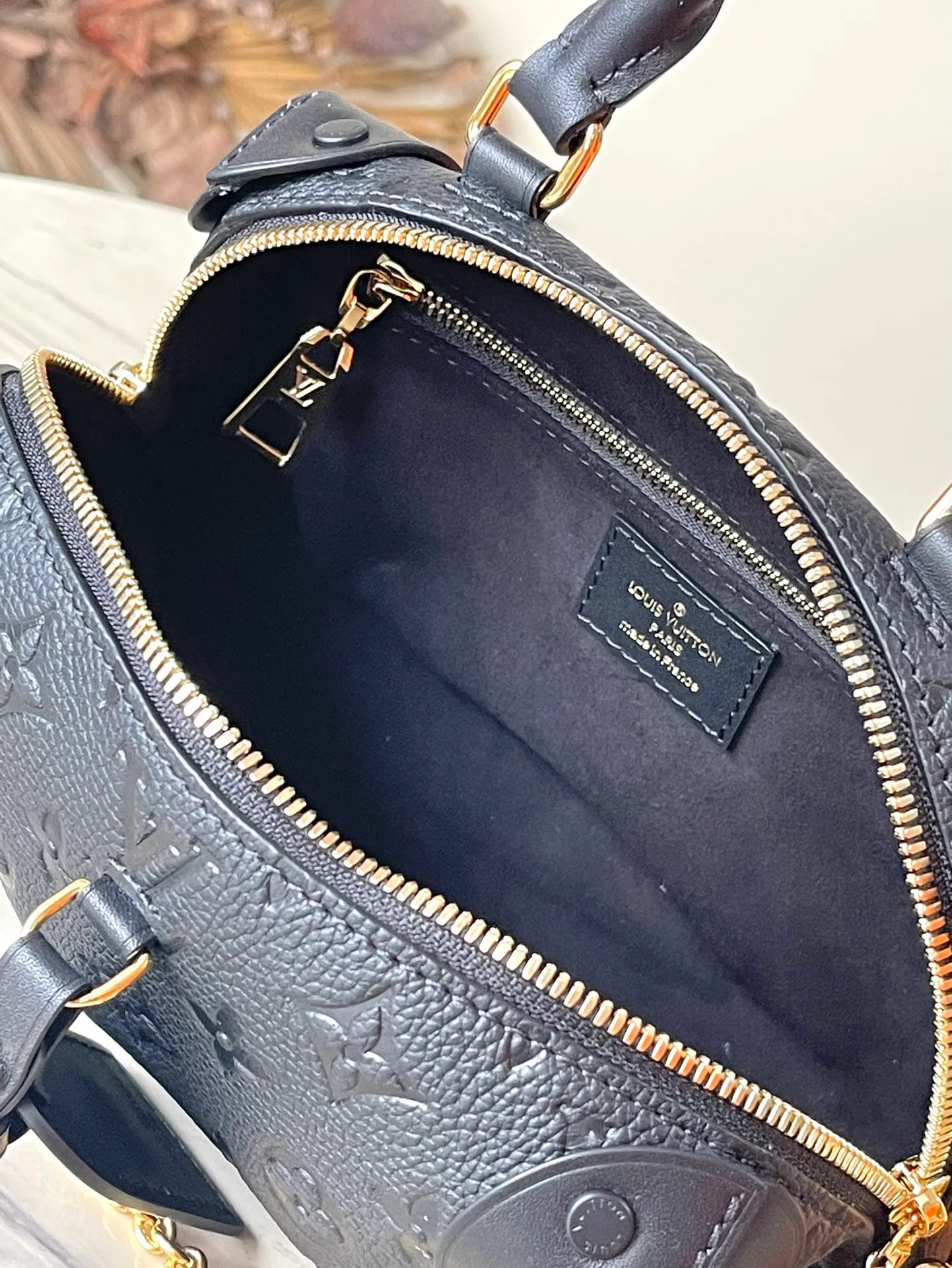 💰1080 (top layer leather) top original order M45393 black. Support counter inspection. Photos taken of duty-free goods are consistent with the product without unpacking. This product is an exclusive duty-free product in the market and is the highest-end product. Inspection is supported. This product has passed strict inspection and is flawless. Please wear gloves when touching the product. This product is not returnable or exchangeable. Please confirm the product first and then remove the label on the handle. This product is temporarily not open to the public, only regular customers, and is in short supply. Dimensions: 20 x 14 x 7.5 cm