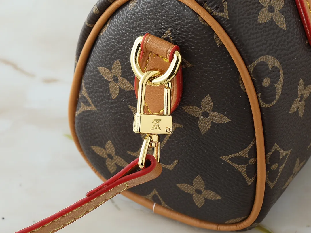💰200💰Upgraded original version M13391 M13406 M81085 lv Murakami Takashi co-branded NANOSPEEDY handbag This Nano Speedy handbag combines Monogram canvas and cow leather trim printing, with 33 colorful colors to interpret white tricolor and black tricolor. It has been launched in twelve sections and is very popular around the world and is loved by celebrities and celebrities. 16x10x7.5cm