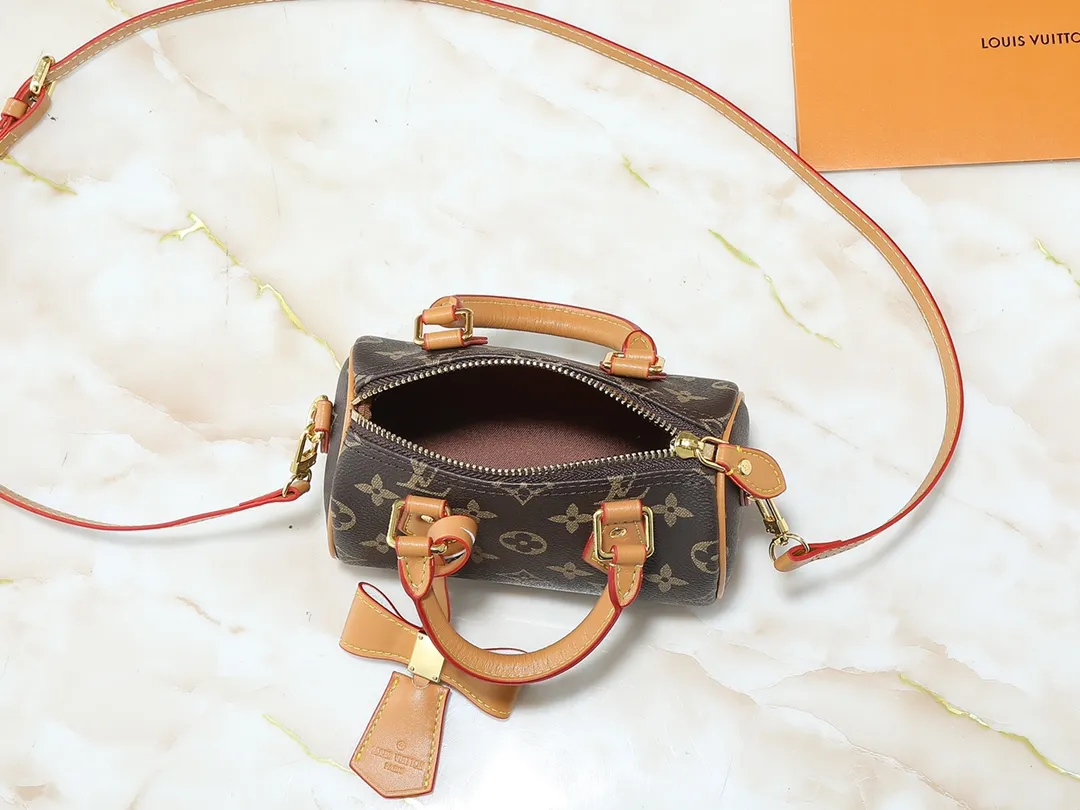 💰200💰Upgraded original version M13391 M13406 M81085 lv Murakami Takashi co-branded NANOSPEEDY handbag This Nano Speedy handbag combines Monogram canvas and cow leather trim printing, with 33 colorful colors to interpret white tricolor and black tricolor. It has been launched in twelve sections and is very popular around the world and is loved by celebrities and celebrities. 16x10x7.5cm