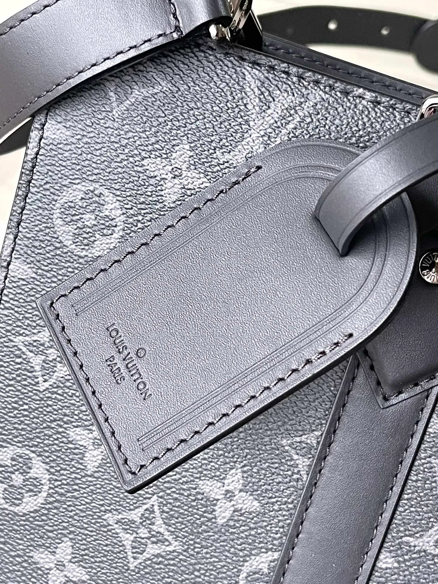 💰1100 Top Original Order M46452 Black Flower This Sac Plat handbag is made of Monogram embossed Taurillon leather. It focuses the eyes with straight lines, clear edges, leather side straps and rolled leather handles. It uses functional design to highlight fashion style. The padded compartment holds a laptop, and the removable and adjustable shoulder strap makes it easy to carry over your shoulder. Dimensions: 36.5 × 38 × 9 cm