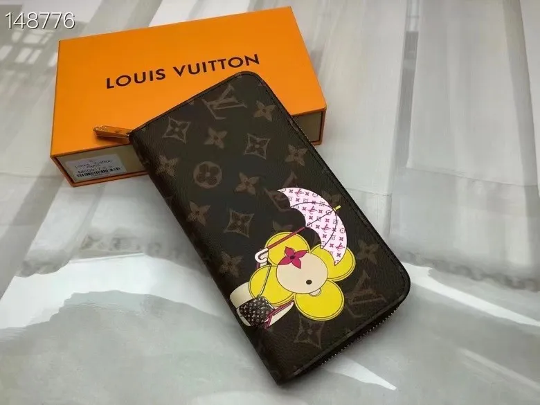 P150💰 M80857M60017 Japan limited wallet "Gibby Wallet", printed with Louis Vuitton's cute mascot "Vivian" illustration on single gram canvas. Brightly colored kites and cute mascots are combined, embellished with tiny single flowers. This is a collectible item that is perfect as a gift for those who love singles. Size: 19x 12.5x 3.0cm, 🎁🎁