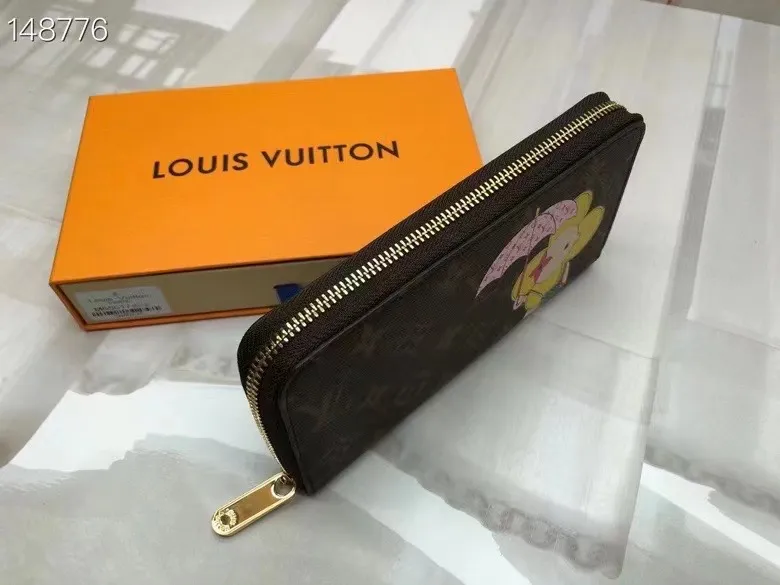 P150💰 M80857M60017 Japan limited wallet "Gibby Wallet", printed with Louis Vuitton's cute mascot "Vivian" illustration on single gram canvas. Brightly colored kites and cute mascots are combined, embellished with tiny single flowers. This is a collectible item that is perfect as a gift for those who love singles. Size: 19x 12.5x 3.0cm, 🎁🎁