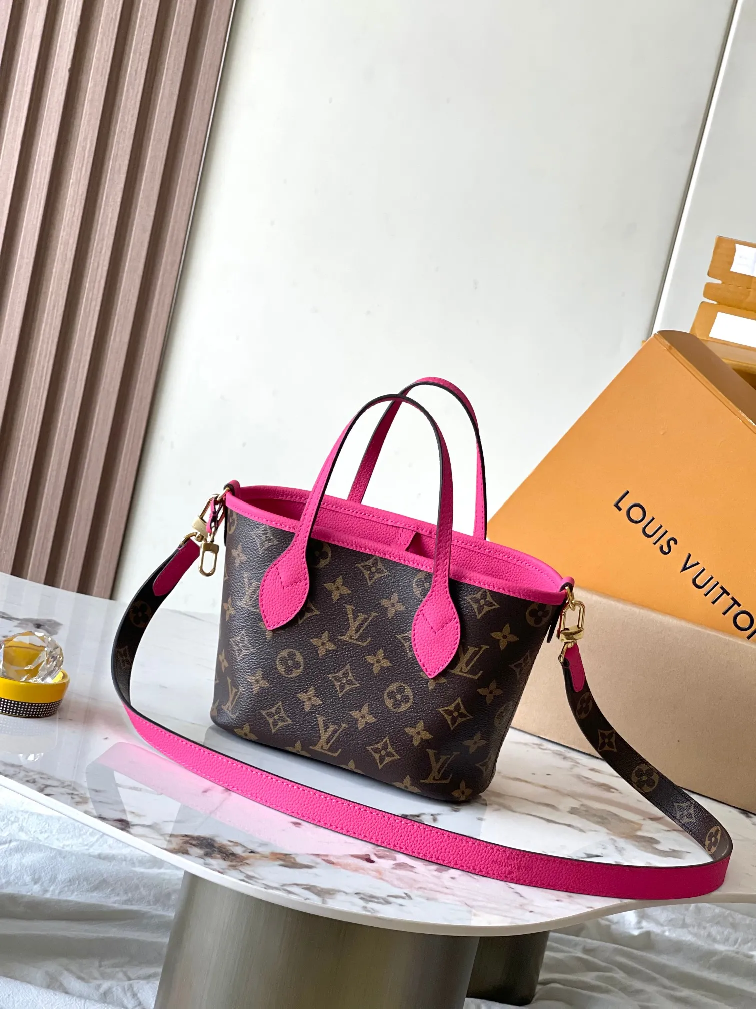 p1960 [Special grade MB chip version original leather] Neverfull Bandouliere Inside Out BB handbag is a double-sided version of the classic design this season, model: M12106 rose red dynamic chip version Material: A-grade all-steel hardware, imported original cowhide Packaging: full set of original duty-free MB packaging Size: 24*14*9CM
