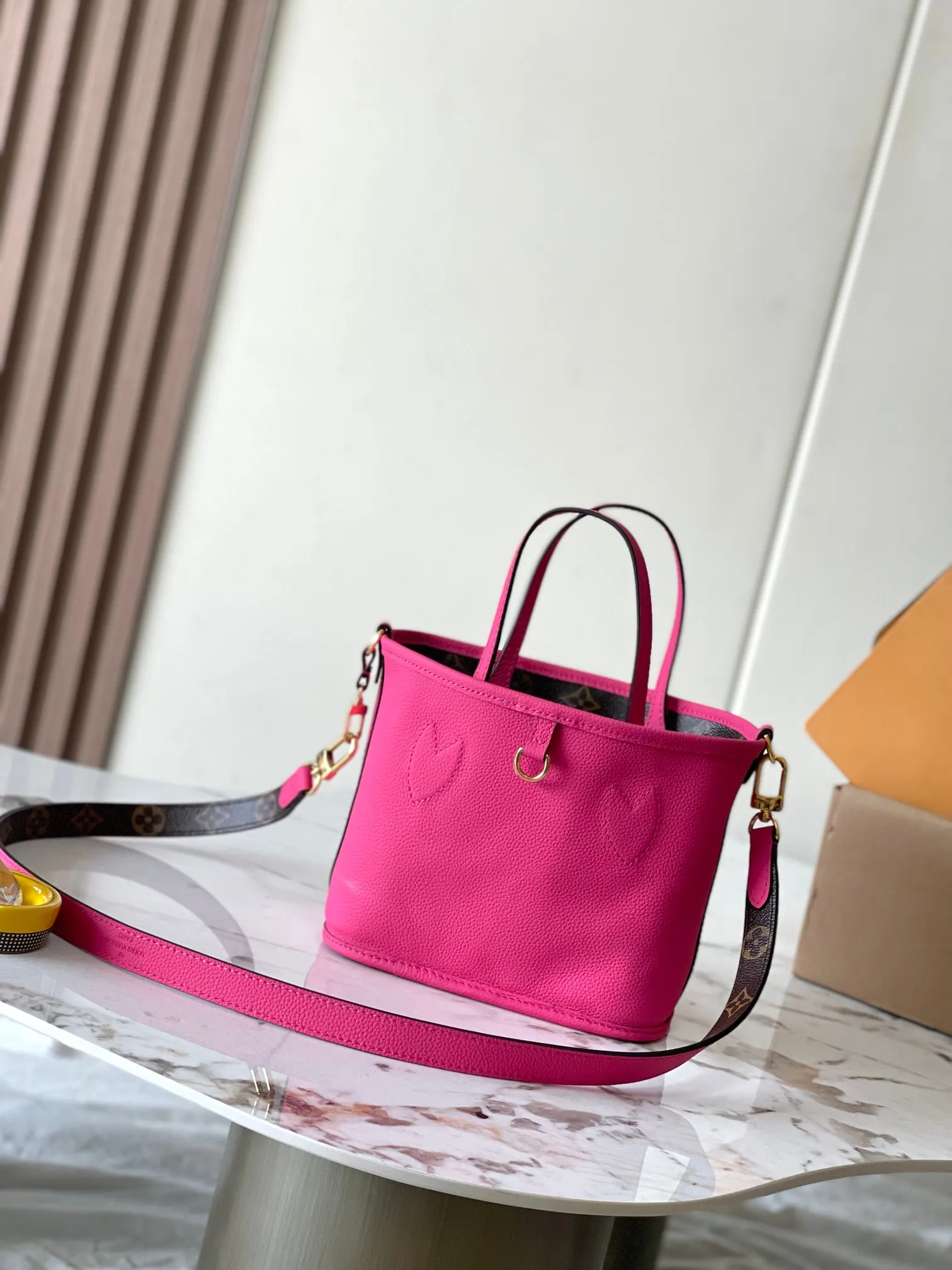 p1960 [Special grade MB chip version original leather] Neverfull Bandouliere Inside Out BB handbag is a double-sided version of the classic design this season, model: M12106 rose red dynamic chip version Material: A-grade all-steel hardware, imported original cowhide Packaging: full set of original duty-free MB packaging Size: 24*14*9CM