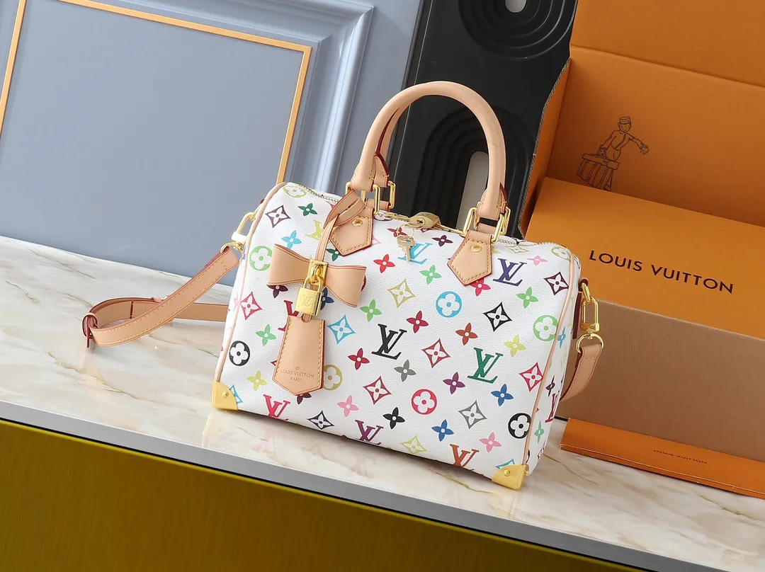 💰280💰Upgraded original M13805 M13257 M40390 lv Murakami Takashi co-branded NANOSPEEDY handbag This Nano Speedy handbag combines Monogram canvas and cow leather trim printing, with 33 colorful colors to interpret white tricolor and black tricolor. It has been launched in twelve sections and is very popular around the world and is loved by celebrities and celebrities. 25.0 x 19.0 x 15.0 cm