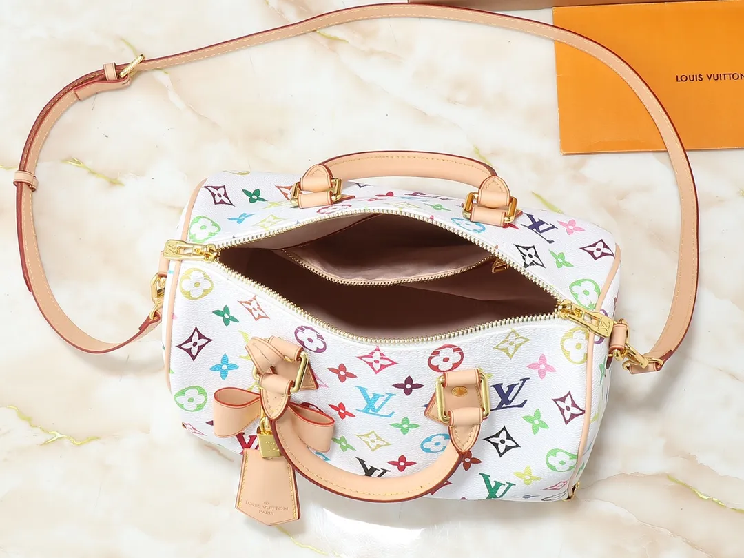 💰280💰Upgraded original M13805 M13257 M40390 lv Murakami Takashi co-branded NANOSPEEDY handbag This Nano Speedy handbag combines Monogram canvas and cow leather trim printing, with 33 colorful colors to interpret white tricolor and black tricolor. It has been launched in twelve sections and is very popular around the world and is loved by celebrities and celebrities. 25.0 x 19.0 x 15.0 cm