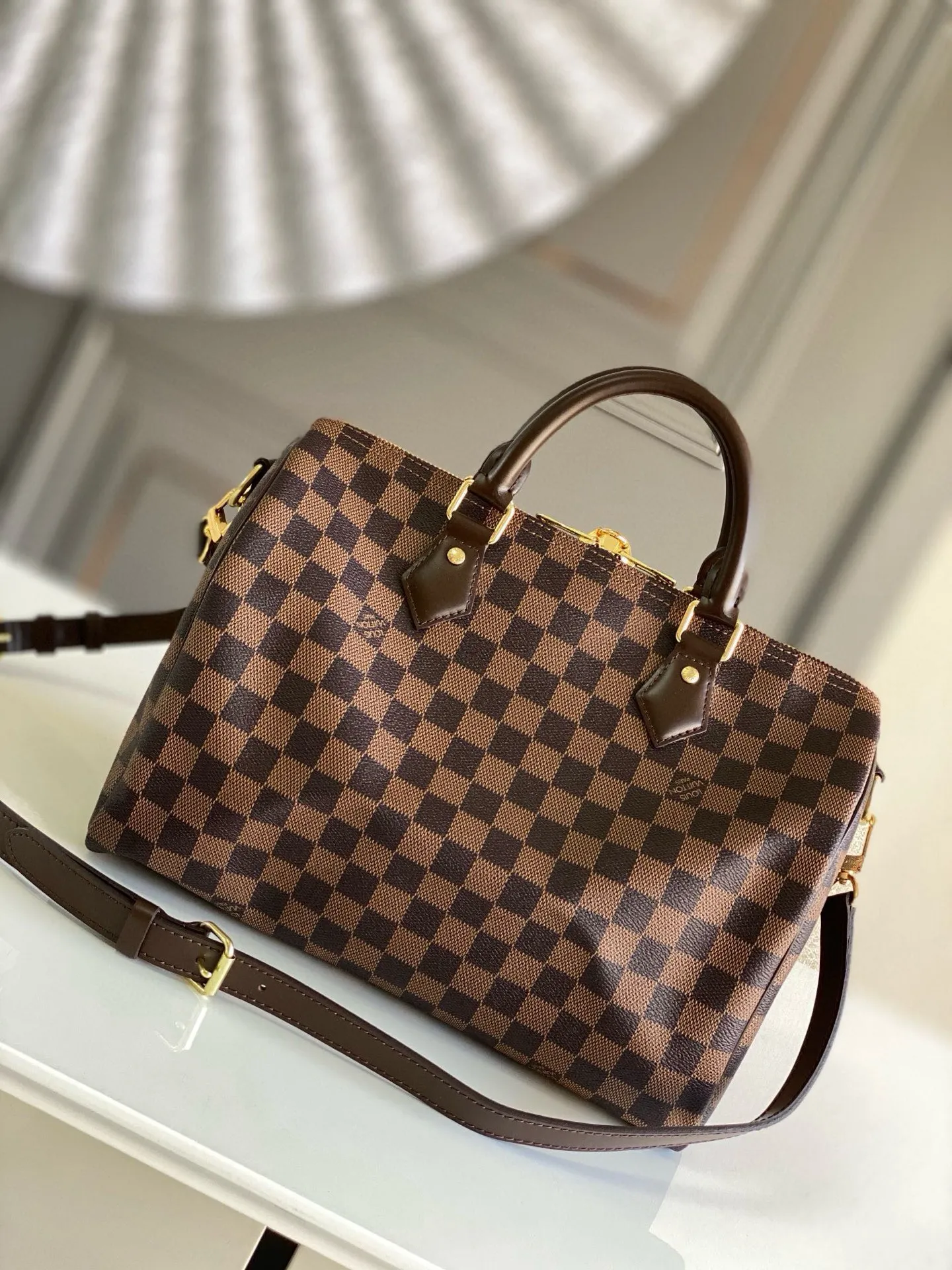 💰800 Top original order N41367 SPEEDY 30 handbag (with shoulder strap) Every feature of this Speedy handbag is classic: leather handle, Damier Ebène canvas. No wonder it has become a particularly popular bag in the world. Originally designed for travelers in 1930 (its name pays homage to the high-speed traffic of the time), the Speedy 30, with its cross-body strap, has become the ideal urban bag - soft, lightweight and classic. Detailed features 30 x 21 x 17 cm (Length x Height x Width) Smooth leather trim Carry by hand, shoulder or cross-body Double zip closure with padlock Internal pocket D-ring for keys and accessories Soft fabric lining Shoulder strap: removable, adjustable Half-length strap: 48.0 cm Strap half-length adjustable to: 55.0 cm Handle: Double handle