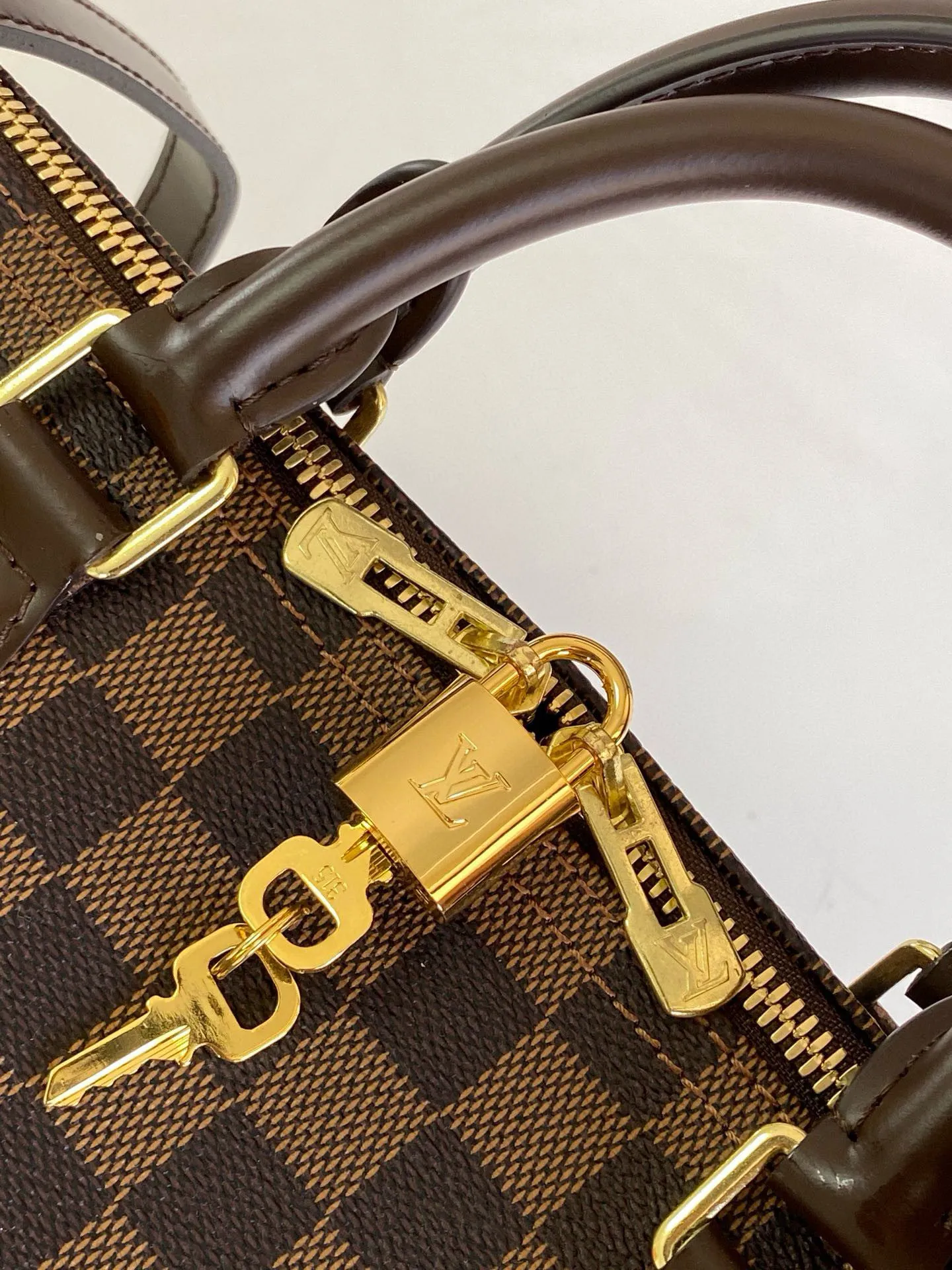 💰800 Top original order N41367 SPEEDY 30 handbag (with shoulder strap) Every feature of this Speedy handbag is classic: leather handle, Damier Ebène canvas. No wonder it has become a particularly popular bag in the world. Originally designed for travelers in 1930 (its name pays homage to the high-speed traffic of the time), the Speedy 30, with its cross-body strap, has become the ideal urban bag - soft, lightweight and classic. Detailed features 30 x 21 x 17 cm (Length x Height x Width) Smooth leather trim Carry by hand, shoulder or cross-body Double zip closure with padlock Internal pocket D-ring for keys and accessories Soft fabric lining Shoulder strap: removable, adjustable Half-length strap: 48.0 cm Strap half-length adjustable to: 55.0 cm Handle: Double handle