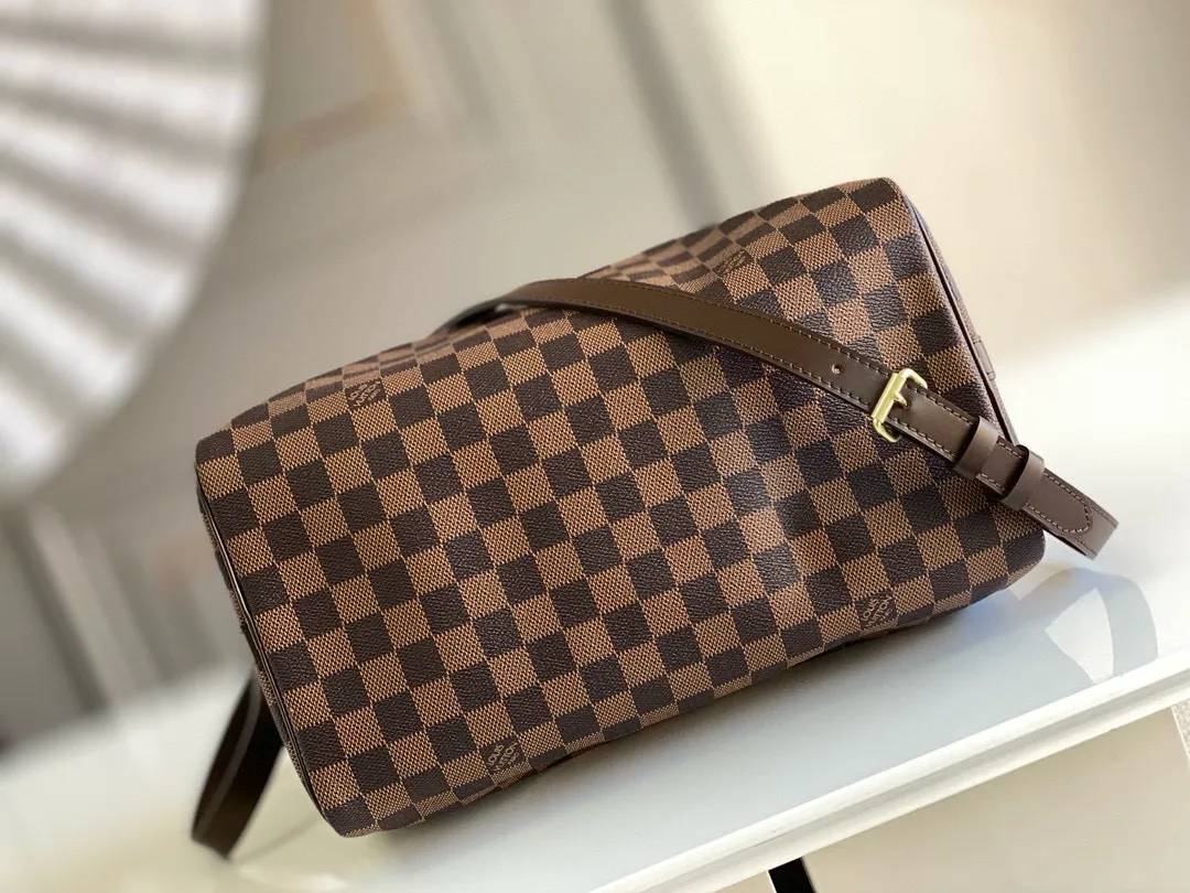 💰800 Top original order N41367 SPEEDY 30 handbag (with shoulder strap) Every feature of this Speedy handbag is classic: leather handle, Damier Ebène canvas. No wonder it has become a particularly popular bag in the world. Originally designed for travelers in 1930 (its name pays homage to the high-speed traffic of the time), the Speedy 30, with its cross-body strap, has become the ideal urban bag - soft, lightweight and classic. Detailed features 30 x 21 x 17 cm (Length x Height x Width) Smooth leather trim Carry by hand, shoulder or cross-body Double zip closure with padlock Internal pocket D-ring for keys and accessories Soft fabric lining Shoulder strap: removable, adjustable Half-length strap: 48.0 cm Strap half-length adjustable to: 55.0 cm Handle: Double handle