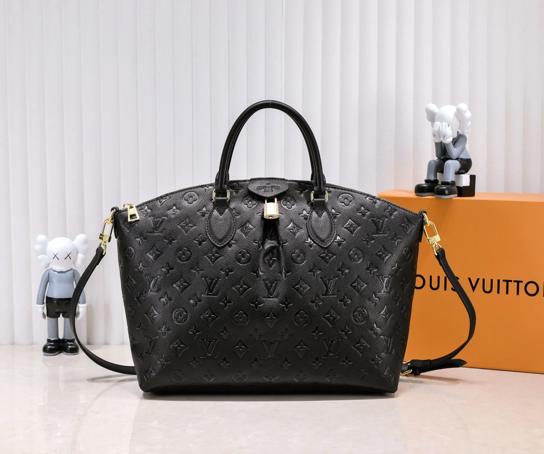 Batch 340💰Top original embossed presbyopia guaranteed double-sided discoloration yellow leather M45986 small size pressed M45987 large size Boétie small zipper tote bag made of Monogram canvas, leather trim and fabric lining, with padlock and LV embossed leather tag. The soft texture ensures everyday comfort, while dual phone pockets and internal patch pockets add functional details. Small size 25 x 23 x 14 Large size: 31.5 x 28 x 16 cm
