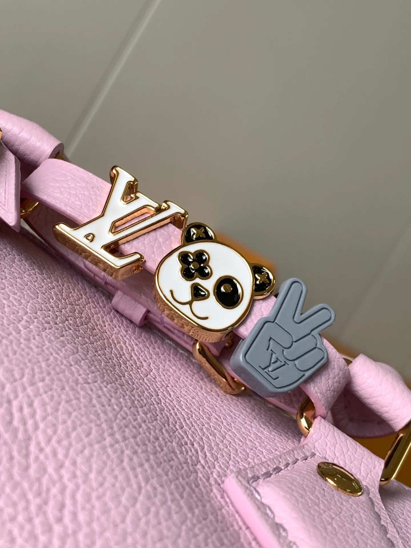 💰1140 (top layer leather) top original order, transcoding chip 2024 Chinese Valentine's Day limited speedy18, to meet daily needs, it is equipped with exquisite and compact accessories that can be worn in a variety of ways, plus a detachable chain strap to achieve a comfortable shoulder-carrying experience. M24606 black flower M46970 old flower M24605 green leather, M24598 purple leather M24474 white flower, M24605 blue leather Size: 18.0x12.5x11.0 (length x height x width)