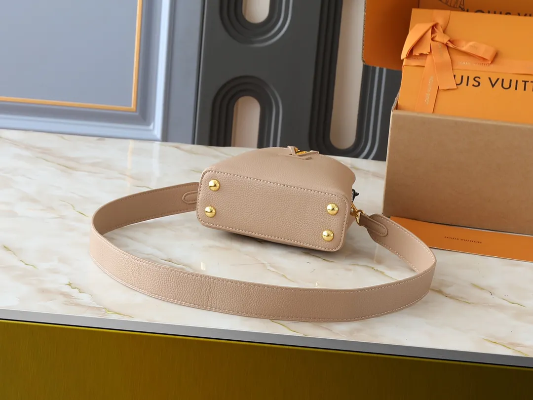💰320💰Guangzhou goods Upgraded original M80071 M80041 M81410 M81258 M98477 This Capucines mini handbag displays the subtle sheen of the delicate Taurillon leather and python leather handles, embellished with iconic letters. The detachable wide shoulder strap allows the compact size to be worn on the shoulder or cross-body. Dimensions: 21.0 x 14.0 x 8.0 cm