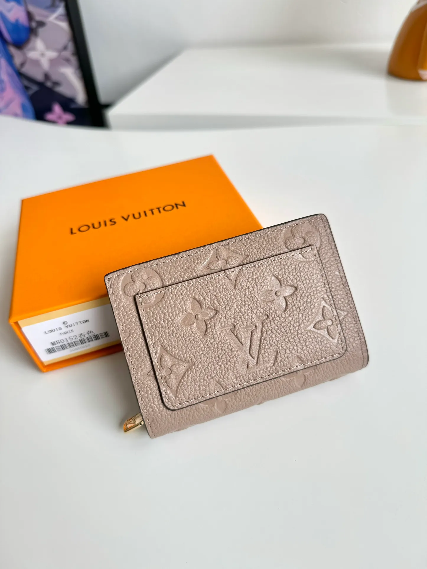 Factory price 460 🇫🇷Overseas original order M80152 apricot color exclusive real shot! This Cléa wallet is made of Monogram Empreinte soft grained cowhide and embossed with Louis Vuitton's iconic Monogram pattern. It has a stylish design, is compact yet spacious, and is equipped with an external patch pocket, zippered coin pocket, banknote compartment and six credit card slots. Size: 12×9×3.5cm