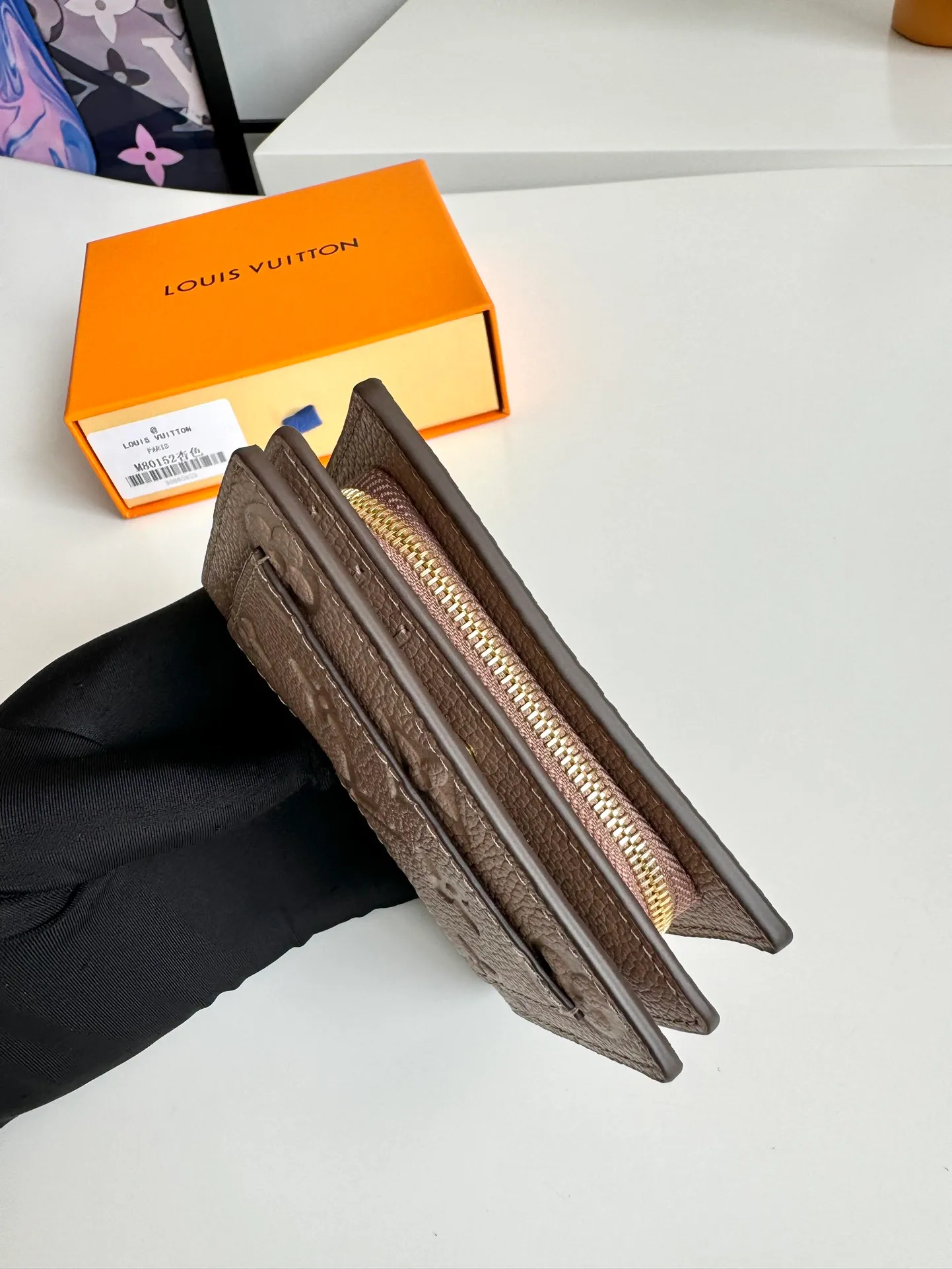Factory price 460 🇫🇷Overseas original order M80152 apricot color exclusive real shot! This Cléa wallet is made of Monogram Empreinte soft grained cowhide and embossed with Louis Vuitton's iconic Monogram pattern. It has a stylish design, is compact yet spacious, and is equipped with an external patch pocket, zippered coin pocket, banknote compartment and six credit card slots. Size: 12×9×3.5cm
