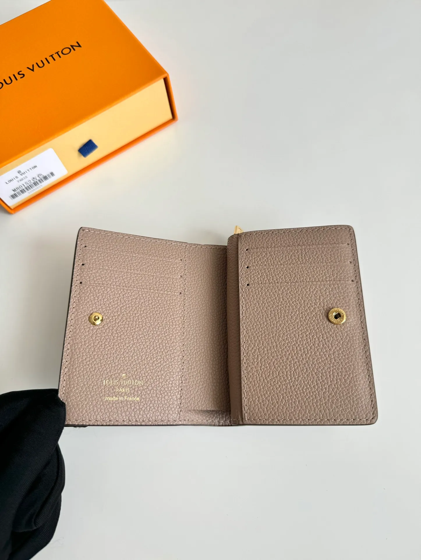Factory price 460 🇫🇷Overseas original order M80152 apricot color exclusive real shot! This Cléa wallet is made of Monogram Empreinte soft grained cowhide and embossed with Louis Vuitton's iconic Monogram pattern. It has a stylish design, is compact yet spacious, and is equipped with an external patch pocket, zippered coin pocket, banknote compartment and six credit card slots. Size: 12×9×3.5cm