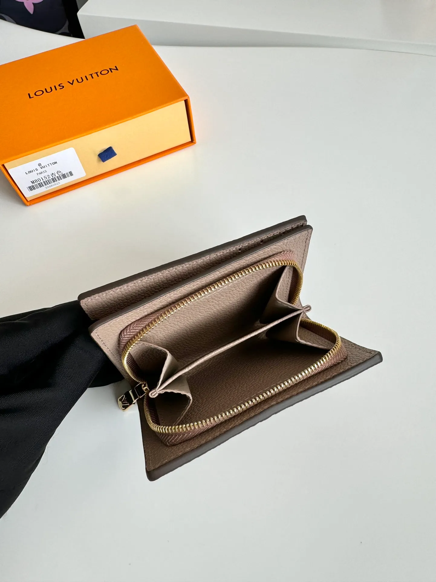 Factory price 460 🇫🇷Overseas original order M80152 apricot color exclusive real shot! This Cléa wallet is made of Monogram Empreinte soft grained cowhide and embossed with Louis Vuitton's iconic Monogram pattern. It has a stylish design, is compact yet spacious, and is equipped with an external patch pocket, zippered coin pocket, banknote compartment and six credit card slots. Size: 12×9×3.5cm