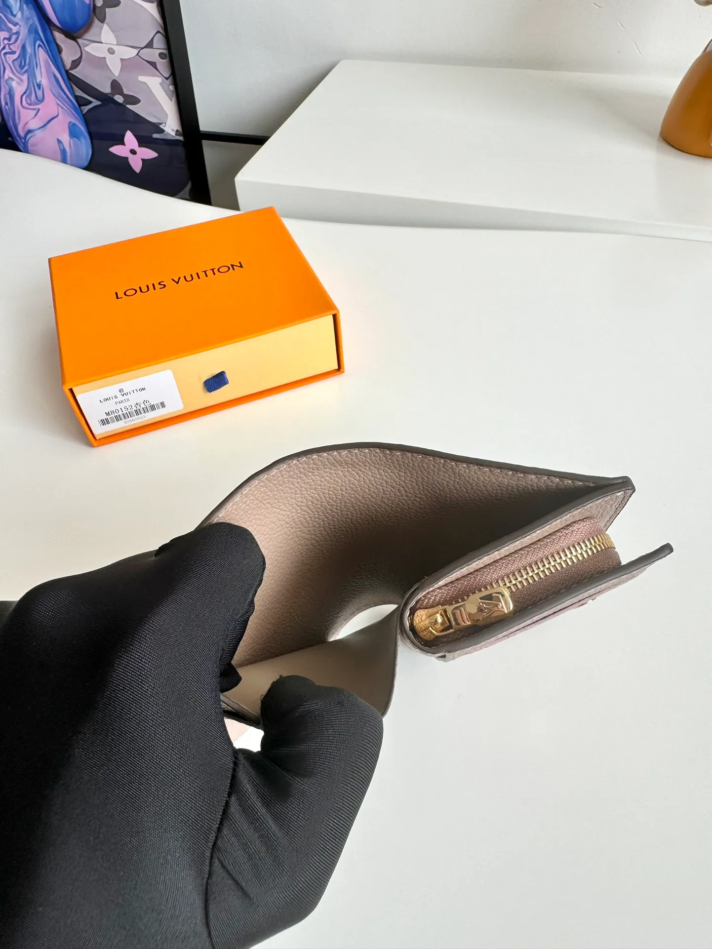 Factory price 460 🇫🇷Overseas original order M80152 apricot color exclusive real shot! This Cléa wallet is made of Monogram Empreinte soft grained cowhide and embossed with Louis Vuitton's iconic Monogram pattern. It has a stylish design, is compact yet spacious, and is equipped with an external patch pocket, zippered coin pocket, banknote compartment and six credit card slots. Size: 12×9×3.5cm