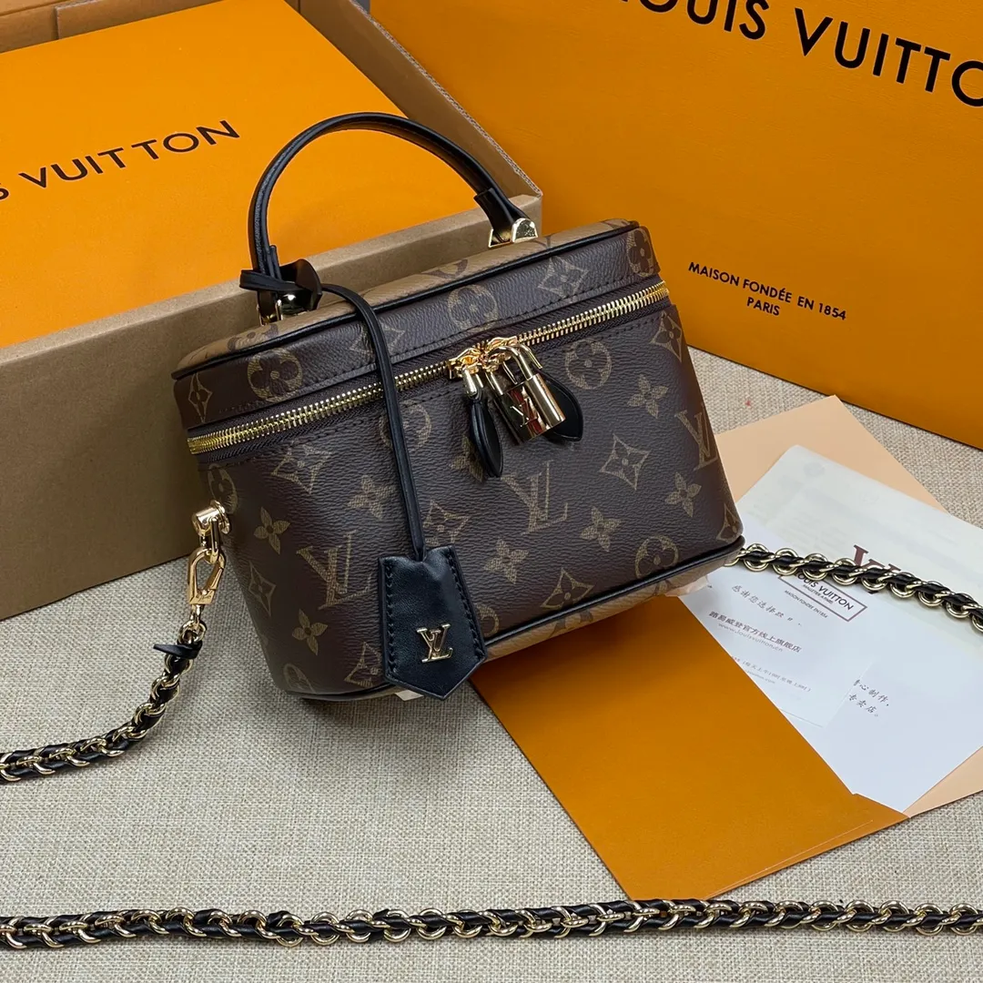 [Upgraded version] P460💰Upgraded version M45165❣️With complete packaging ❣️🐶VANITY Spring and summer witness Nicolas Ghesquitère’s contemporary music for Louis Vuitton’s travel heritage. This urban handbag reinterprets the Nice cosmetic bag in Monogram and Monogram Reverse canvas. Whether carried by hand or worn on the shoulder or cross-body with the leather chain strap, the soft and lightweight design can be carried with you. Dimensions: 19.0x 13.0x 11.0 cm