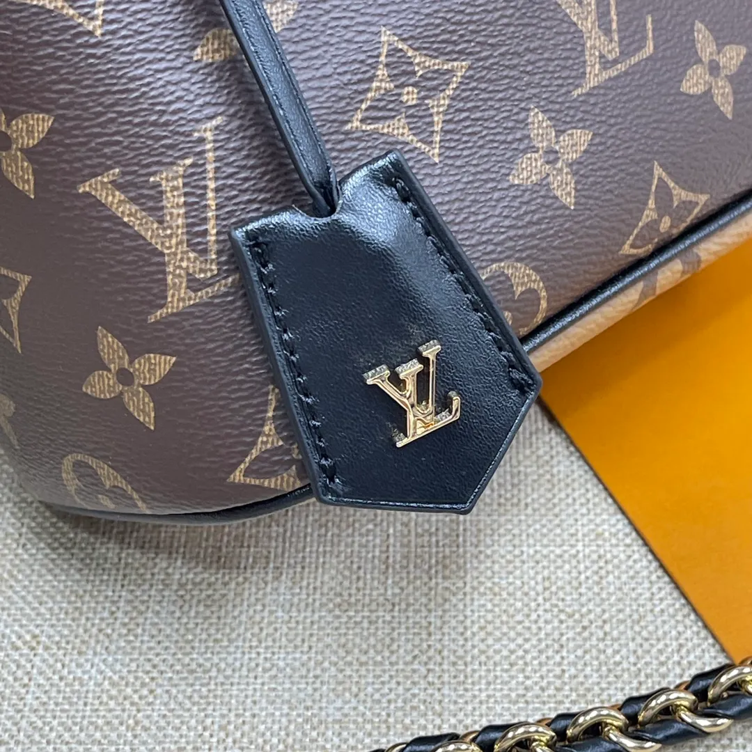 [Upgraded version] P460💰Upgraded version M45165❣️With complete packaging ❣️🐶VANITY Spring and summer witness Nicolas Ghesquitère’s contemporary music for Louis Vuitton’s travel heritage. This urban handbag reinterprets the Nice cosmetic bag in Monogram and Monogram Reverse canvas. Whether carried by hand or worn on the shoulder or cross-body with the leather chain strap, the soft and lightweight design can be carried with you. Dimensions: 19.0x 13.0x 11.0 cm