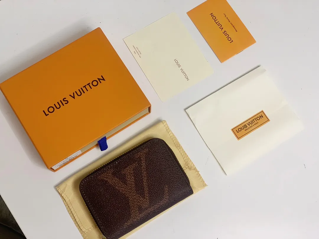 💰120 💎M60067 Brown characters! ZIPPY zipper coin purse Monogram Giant printed canvas version zipper coin purse, the large LV letters and Monogram floral pattern are particularly eye-catching. It is compact and can store cash and credit cards safely. The wrap-around zipper design combines safety and elegance. 11.0 x 8.5 x 2.0 cm (length x height x width)
