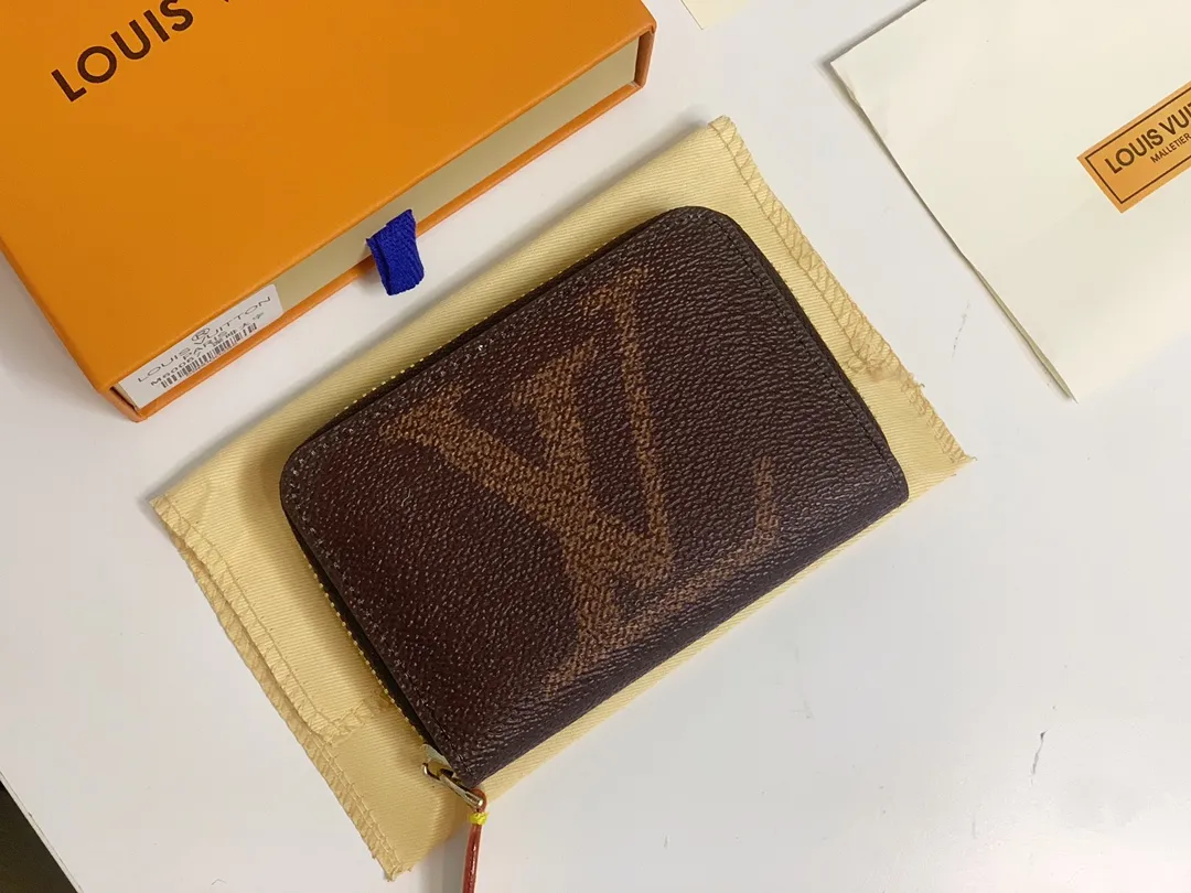 💰120 💎M60067 Brown characters! ZIPPY zipper coin purse Monogram Giant printed canvas version zipper coin purse, the large LV letters and Monogram floral pattern are particularly eye-catching. It is compact and can store cash and credit cards safely. The wrap-around zipper design combines safety and elegance. 11.0 x 8.5 x 2.0 cm (length x height x width)