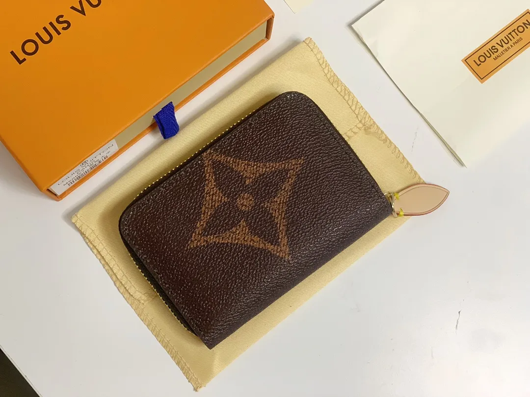 💰120 💎M60067 Brown characters! ZIPPY zipper coin purse Monogram Giant printed canvas version zipper coin purse, the large LV letters and Monogram floral pattern are particularly eye-catching. It is compact and can store cash and credit cards safely. The wrap-around zipper design combines safety and elegance. 11.0 x 8.5 x 2.0 cm (length x height x width)