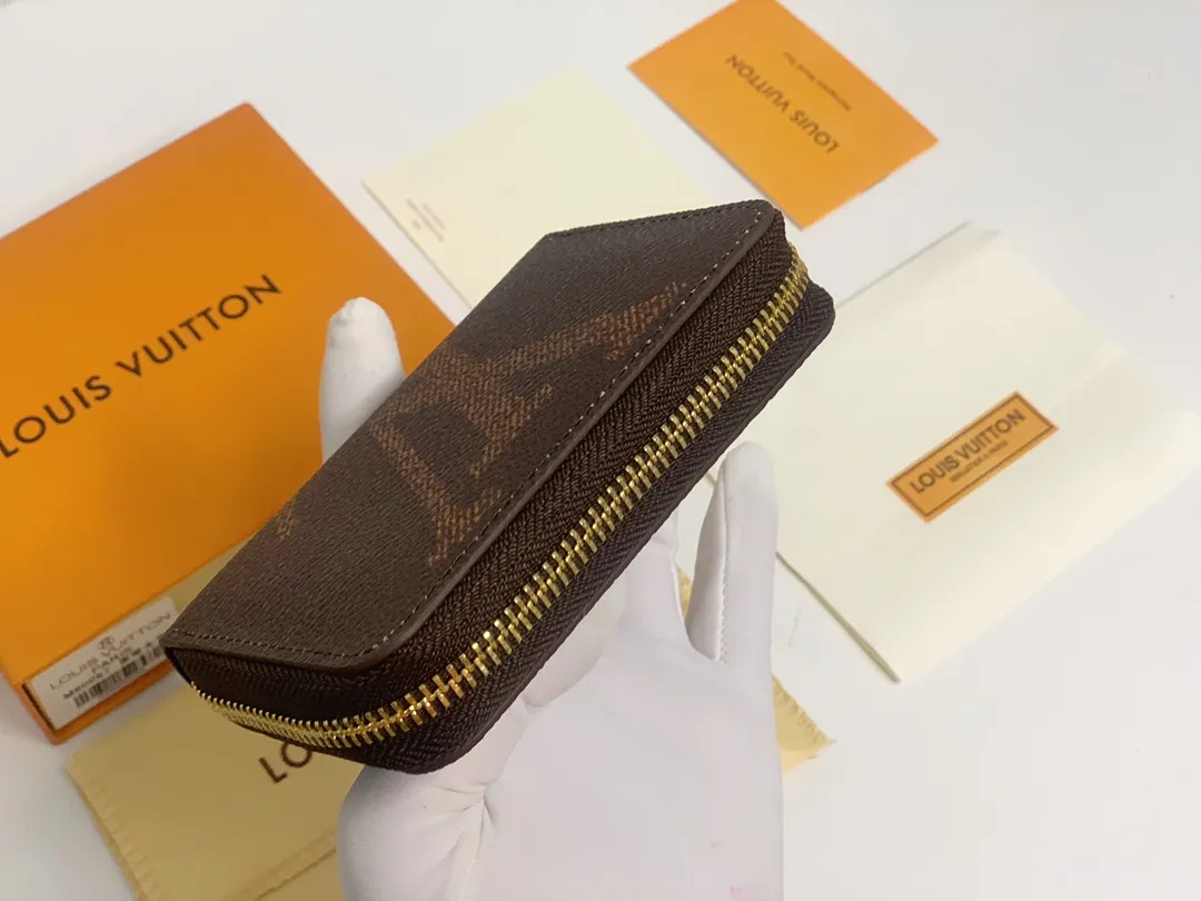 💰120 💎M60067 Brown characters! ZIPPY zipper coin purse Monogram Giant printed canvas version zipper coin purse, the large LV letters and Monogram floral pattern are particularly eye-catching. It is compact and can store cash and credit cards safely. The wrap-around zipper design combines safety and elegance. 11.0 x 8.5 x 2.0 cm (length x height x width)