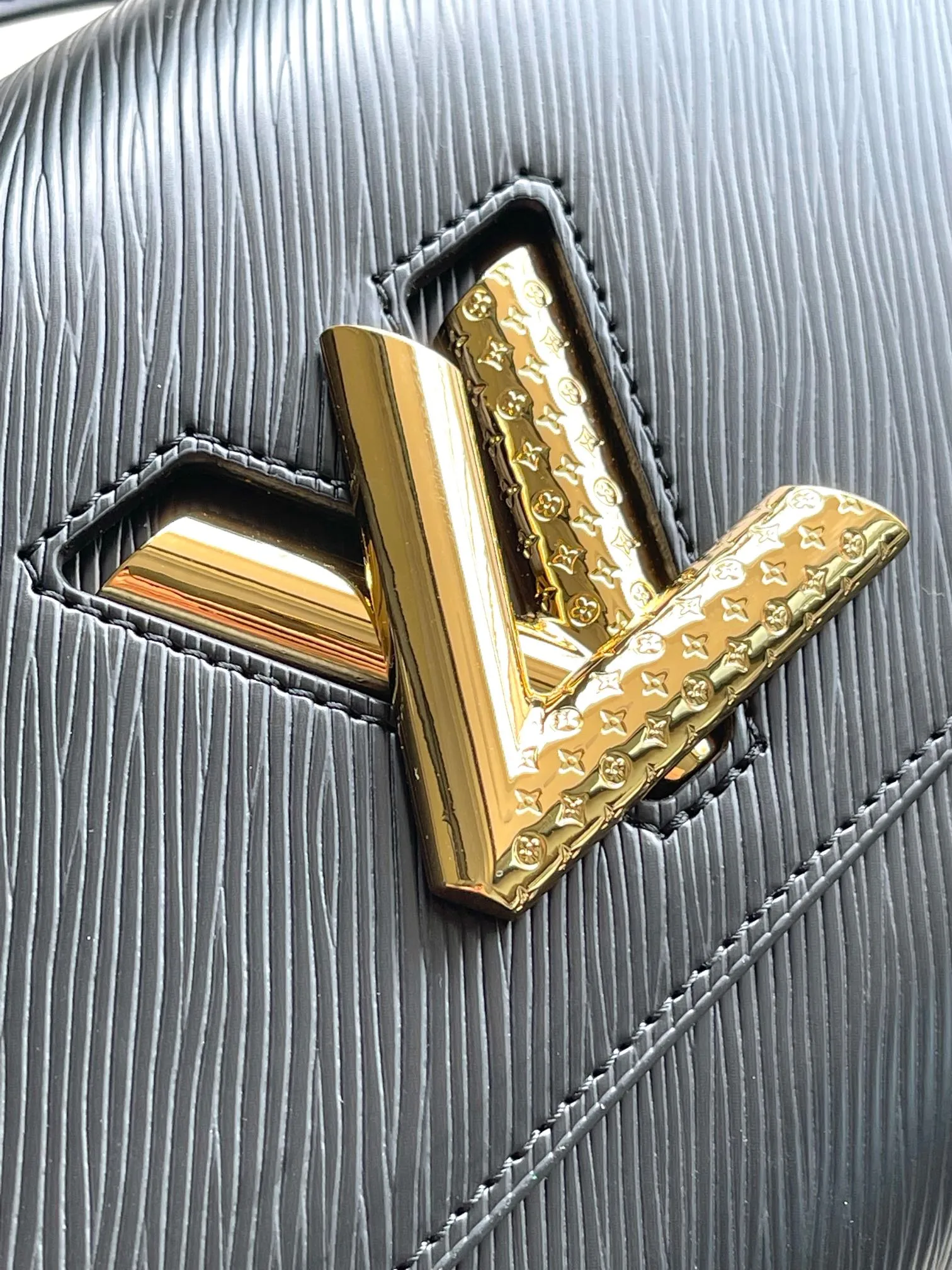 💰1160 (top-grain leather) Top-quality original order ✨Top-quality original order ✨M25360 Black This Twist medium handbag has a unique embossing of Epi St leather, and the shoulder strap and LV Twist twist lock are embellished with Monogram patterns. An elegant Monogram floral hook connects the body and shoulder strap, and the latter is decorated with a removable Monogram mirror.  23 x 17 x 9.5 cm (length x height x width)