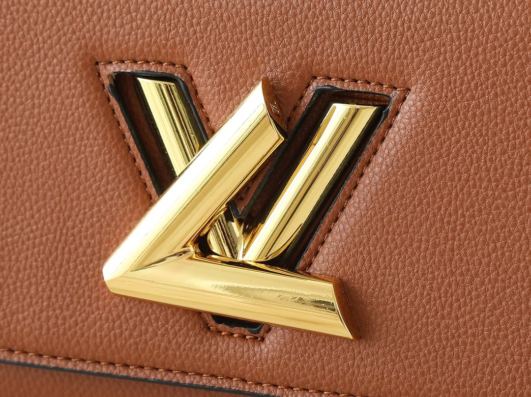 💰300💰Upgraded from the original M21590 M59090 Twist One Handle BB handbag, made of dark-dyed Taurillon leather, with a top single handle and the iconic LV Twist twist lock flap. The contrasting leather lining adds a trendy touch and can be worn cross-body, over the shoulder or by hand. Dimensions: 20x13x9 cm
