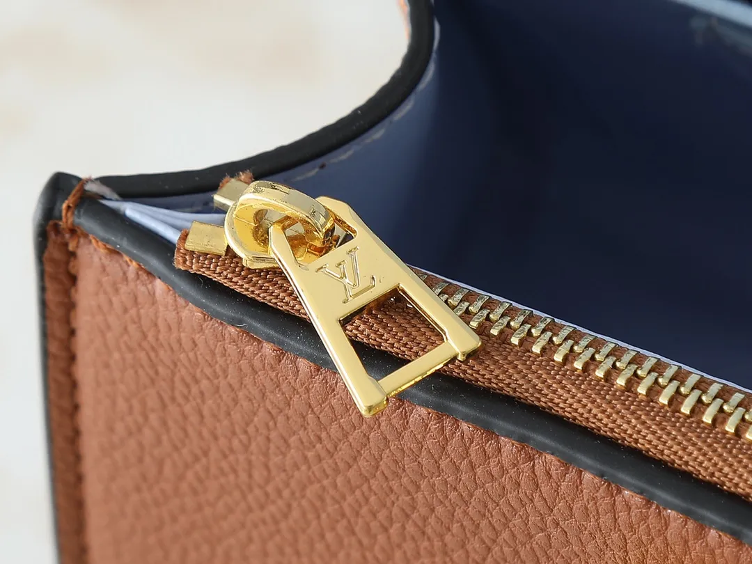 💰300💰Upgraded from the original M21590 M59090 Twist One Handle BB handbag, made of dark-dyed Taurillon leather, with a top single handle and the iconic LV Twist twist lock flap. The contrasting leather lining adds a trendy touch and can be worn cross-body, over the shoulder or by hand. Dimensions: 20x13x9 cm