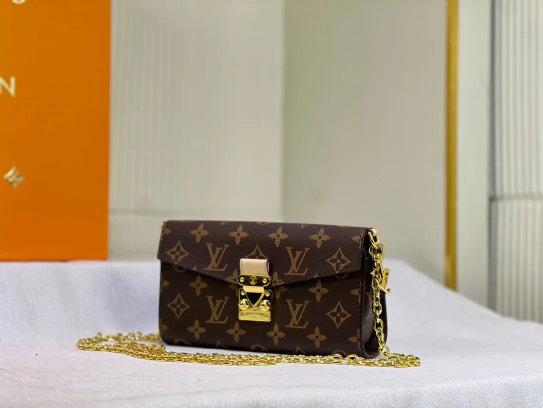 Batch 200💰Large M00991 Presbyopia Chain Bag Series BITSY POUCH Pendant Lipstick Bag Cosmetic Bag 2023 Cruise Early Spring Series launches new Btsy Pouch Pendant, which is a pocket rectangular storage bag with a detachable chain and Metis hook buckle, which can accommodate coins, keys and lipstick. Monogram canvas creates a delicate design, with LV letters and Monogram floral decoration suspended from the chain.