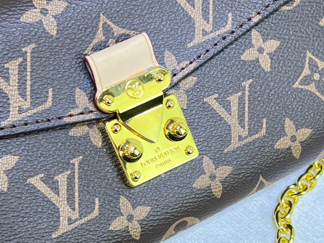 Batch 200💰Large M00991 Presbyopia Chain Bag Series BITSY POUCH Pendant Lipstick Bag Cosmetic Bag 2023 Cruise Early Spring Series launches new Btsy Pouch Pendant, which is a pocket rectangular storage bag with a detachable chain and Metis hook buckle, which can accommodate coins, keys and lipstick. Monogram canvas creates a delicate design, with LV letters and Monogram floral decoration suspended from the chain.