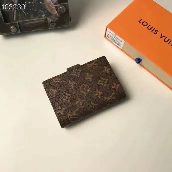 P140 Hot item shipped, model number M20005. This small notepad cover is made of Monogram canvas. It can hold three credit cards and can also be used as an address book, notebook or calendar. 10/12 cm (Length x Height) - Epi leather embossed with delicate LV initials and lined with interwoven textured leather - Button closure - Six-ring binder with three rings in sets, six credit card slots and two internal compartments - Notepad insert available separately