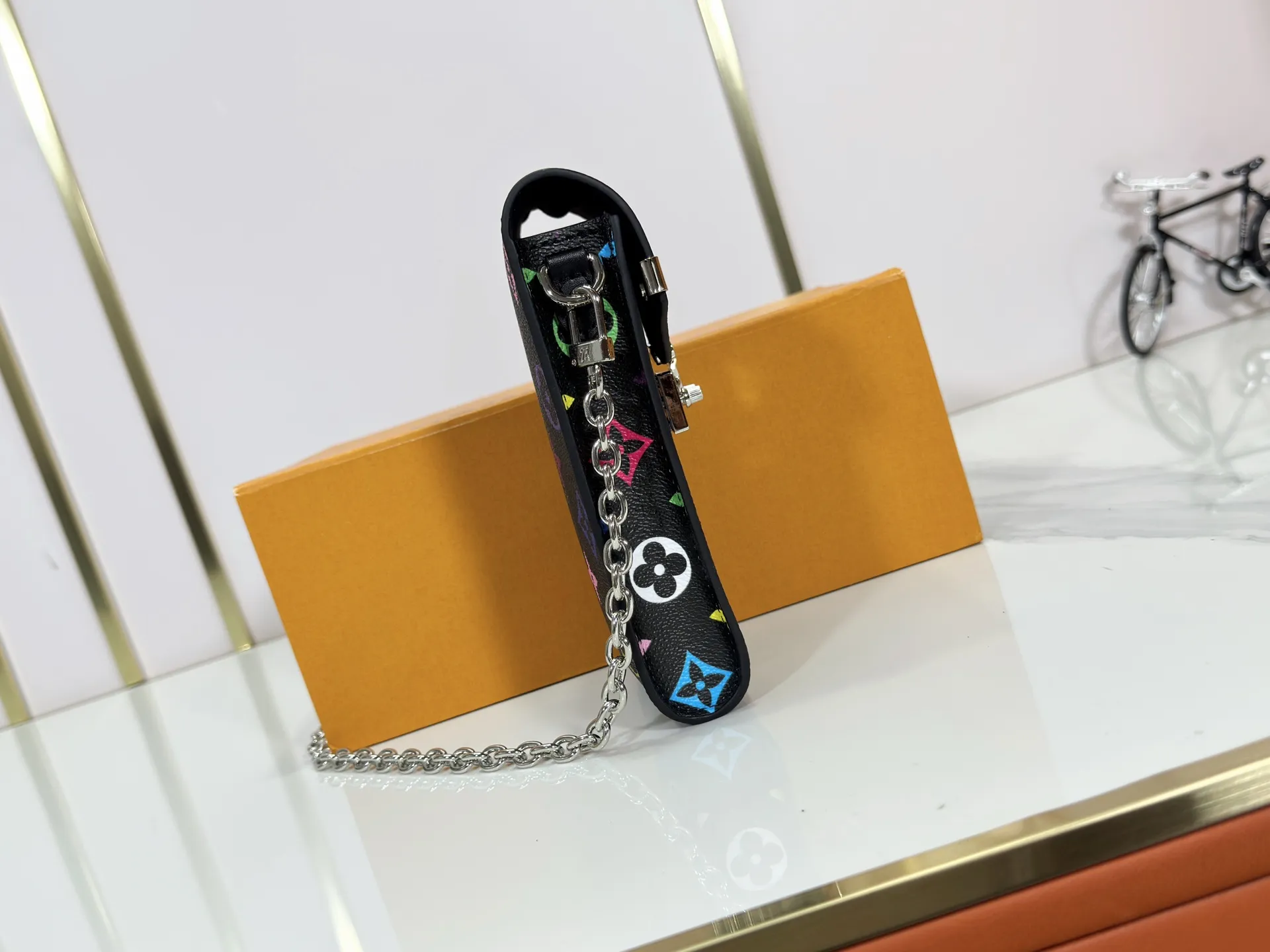 P220 Upgraded original M13572 This Métis mobile phone bag draws inspiration from Louis Vuitton's classic luggage, and is made of a whole piece of Monogram canvas to create an exquisite structure. The S-lock clasp and metal corners speak of the brand's long tradition of boxmaking. Attach the removable chain to instantly be hands-free. Dimensions: 10.4 x 17.5 x 4.0 cm (length x height x width)
