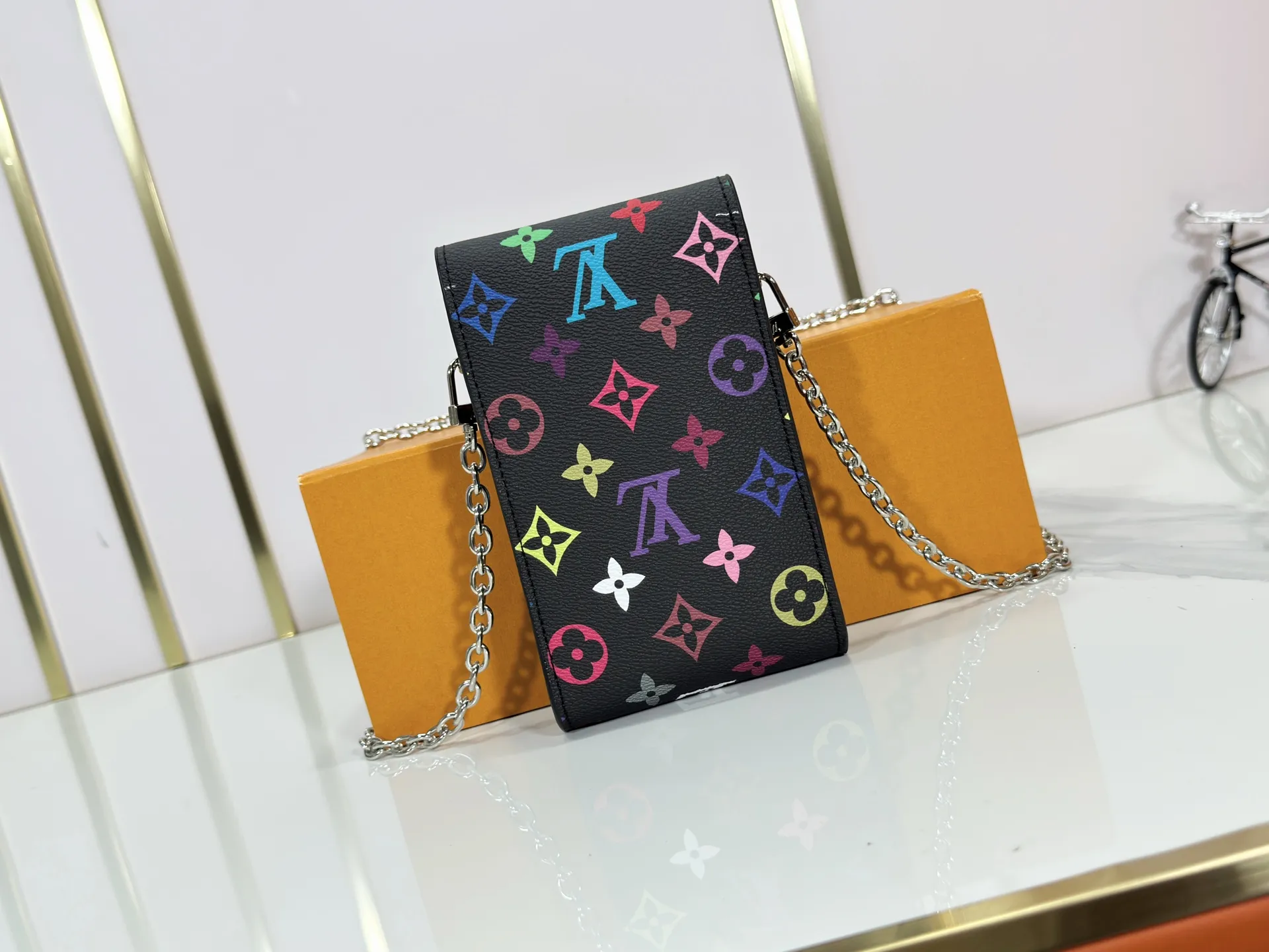 P220 Upgraded original M13572 This Métis mobile phone bag draws inspiration from Louis Vuitton's classic luggage, and is made of a whole piece of Monogram canvas to create an exquisite structure. The S-lock clasp and metal corners speak of the brand's long tradition of boxmaking. Attach the removable chain to instantly be hands-free. Dimensions: 10.4 x 17.5 x 4.0 cm (length x height x width)