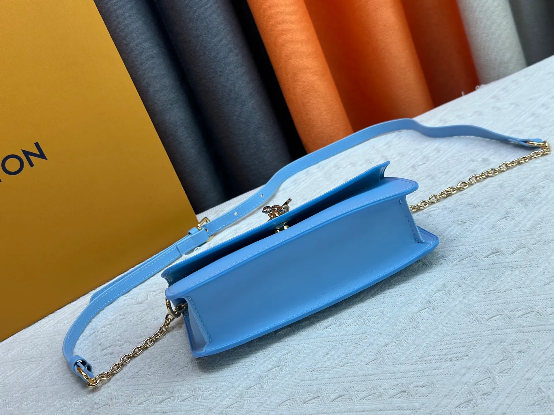 P240 Style number: M14564 This Wallet On Chain handbag is from Louis Vuitton's LV Bloom series. It is cut from cow leather in a fashionable and practical configuration. It's decorated with embellishments inspired by the brand's iconic Monogram pattern. There's plenty of space to store a smartphone, and contrasting metal hardware adds an elegant touch.  11.5 x 4 x 20 cm (height x width x length)