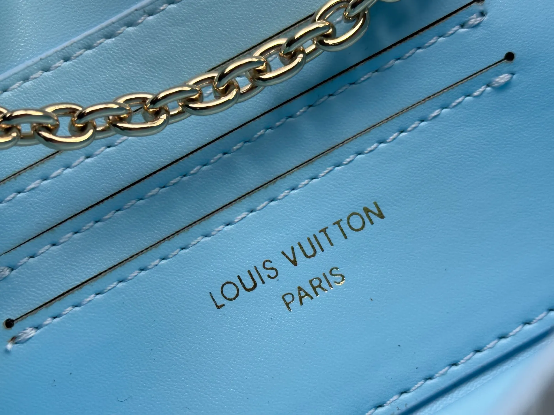 P240 Style number: M14564 This Wallet On Chain handbag is from Louis Vuitton's LV Bloom series. It is cut from cow leather in a fashionable and practical configuration. It's decorated with embellishments inspired by the brand's iconic Monogram pattern. There's plenty of space to store a smartphone, and contrasting metal hardware adds an elegant touch.  11.5 x 4 x 20 cm (height x width x length)