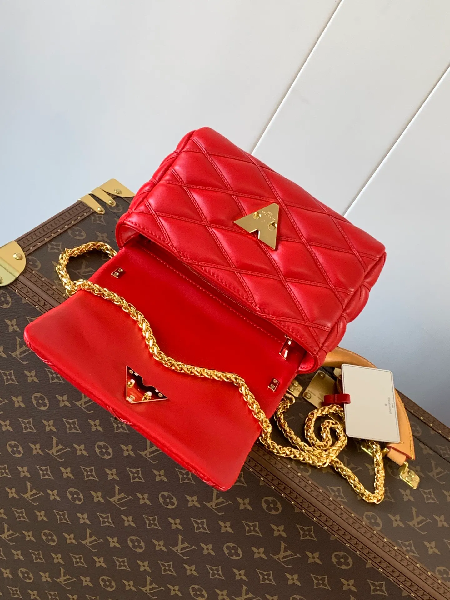 💰1280 (top layer leather) top original order, code changing chip M23045 dark gray M22891 beige M23601 brown M22891 black M12338 vanilla M24465 pink gradient M23682 dark blue M12434 blue gradient M22891 blue and white checkered M22891 red and white checkered M25107 silver M22891 patent leather M22892 black pink gradient M24186 light blue gradient M24465 nude pink gradient M12567 burgundy M11374 black hardware M12332 light coffee color M22890 white leather black stripes M23568 gray pink gradient M25106 Chinese red Top-quality original custom leather ~ colors are being updated continuously! This medium GO-14 bag is crafted from rich sheepskin leather with a quilted pattern that pays homage to the brand's traditional luggage designs. The Twist lock makes a striking statement, and the top handle can be carried by hand alone, or it can be transformed into a leather shoulder pad on the sliding chain strap for comfortable shoulder or cross-body wear. Dimensions: 23 x 16 x 10cm