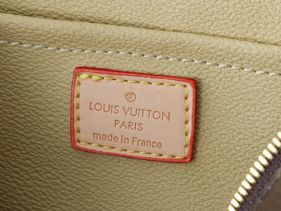 💰260💰Upgraded from the original M42265 M14181 M44495 M44936 M42263 This Nice cosmetic bag is made of Monogram coated canvas. The box-shaped outline is condensed with rounded strokes. The Cherry Blossom pattern releases the joyful atmosphere of the Louis Vuitton size：24x17x14cm