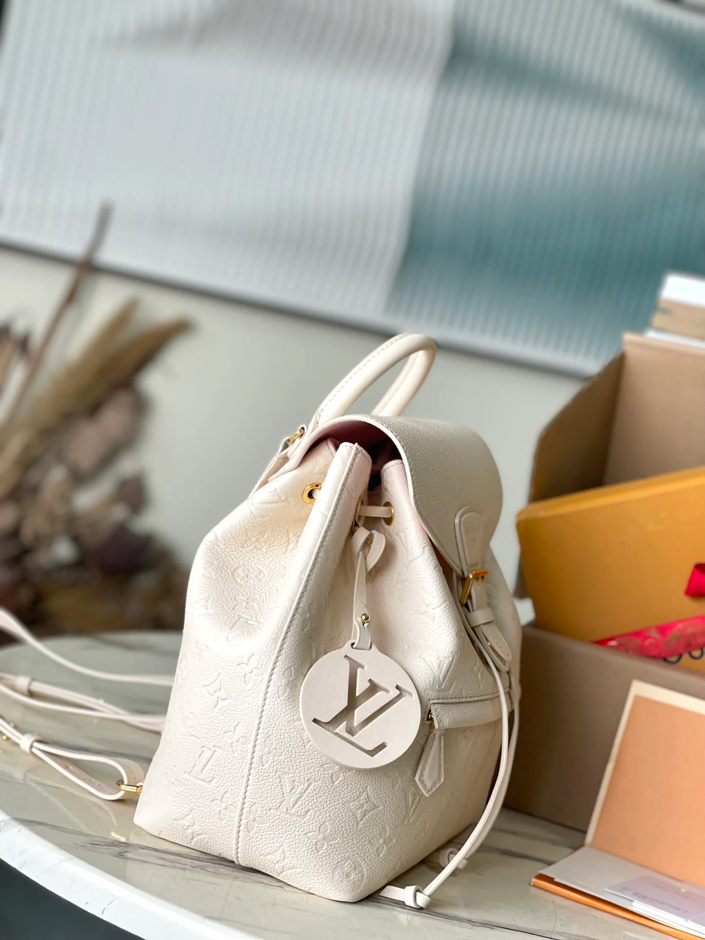 💰1140 (top layer leather) top original order M45397 white. Support counter inspection. Photos taken of duty-free goods are consistent with the product without unpacking. This product is an exclusive duty-free product in the market and is the highest-end product. Inspection is supported. This product has passed strict inspection and is flawless. Please wear gloves when touching the product. This product is not returnable or exchangeable. Please confirm the product first and then remove the label on the handle. This product is temporarily not open to the public, only regular customers, and is in short supply. Dimensions: 27.5 x 33 x 14 cm