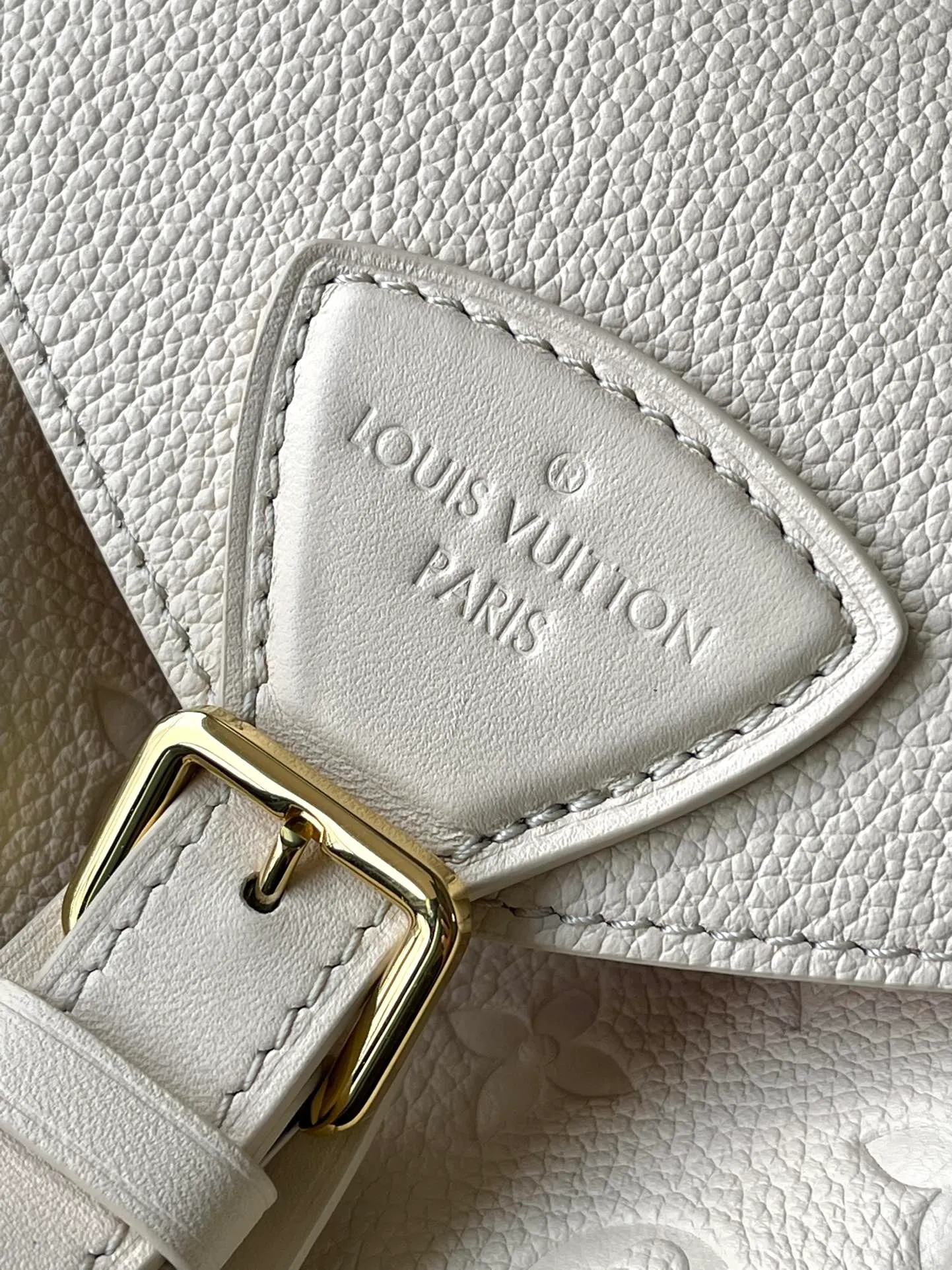 💰1140 (top layer leather) top original order M45397 white. Support counter inspection. Photos taken of duty-free goods are consistent with the product without unpacking. This product is an exclusive duty-free product in the market and is the highest-end product. Inspection is supported. This product has passed strict inspection and is flawless. Please wear gloves when touching the product. This product is not returnable or exchangeable. Please confirm the product first and then remove the label on the handle. This product is temporarily not open to the public, only regular customers, and is in short supply. Dimensions: 27.5 x 33 x 14 cm