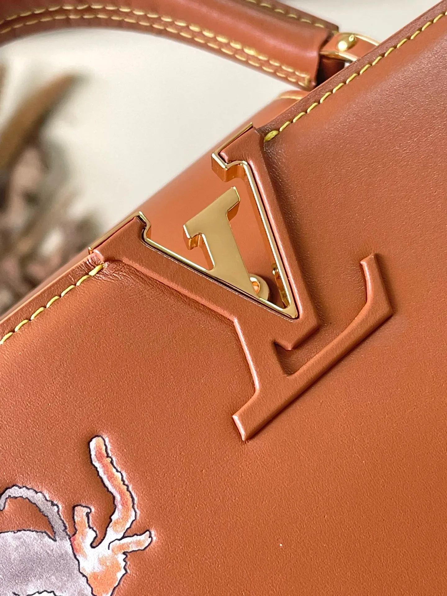 💰2400 "Special Original Leather" M25874 Small LV Travels With series renders the Capucines BB handbag in classic colors, adding smart details with cat illustrations hand-drawn by fashion icon and artist Grace Coddington. This replica is derived from the first collaboration in 2019 and features a cowhide body with LV letters. The flip cover can be folded in or out, and the detachable long shoulder strap allows for a variety of carrying methods. 27x17.3x9cm