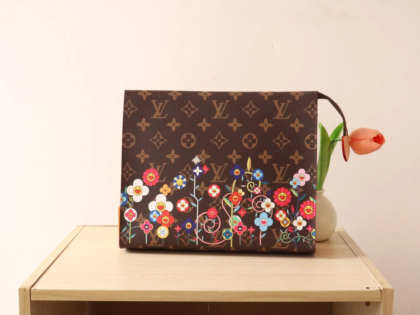 Exclusive real shot of M14180! 🌟P420 This toilet bag is from the Louis Vuitton x Takashi Murakami cross-border collaboration series. It depicts smart Monogram flowers on Monogram coated canvas, interpreting the "super flat" style of Japanese artist Takashi Murakami with interesting brushstrokes. Dazzling zipper closure and interior patch pockets provide secure storage, and the washable lining adds functionality. Size: 25×20×5.5cm