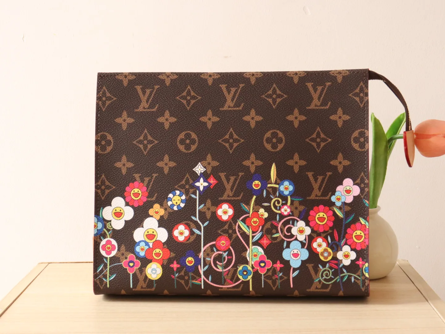 Exclusive real shot of M14180! 🌟P420 This toilet bag is from the Louis Vuitton x Takashi Murakami cross-border collaboration series. It depicts smart Monogram flowers on Monogram coated canvas, interpreting the "super flat" style of Japanese artist Takashi Murakami with interesting brushstrokes. Dazzling zipper closure and interior patch pockets provide secure storage, and the washable lining adds functionality. Size: 25×20×5.5cm