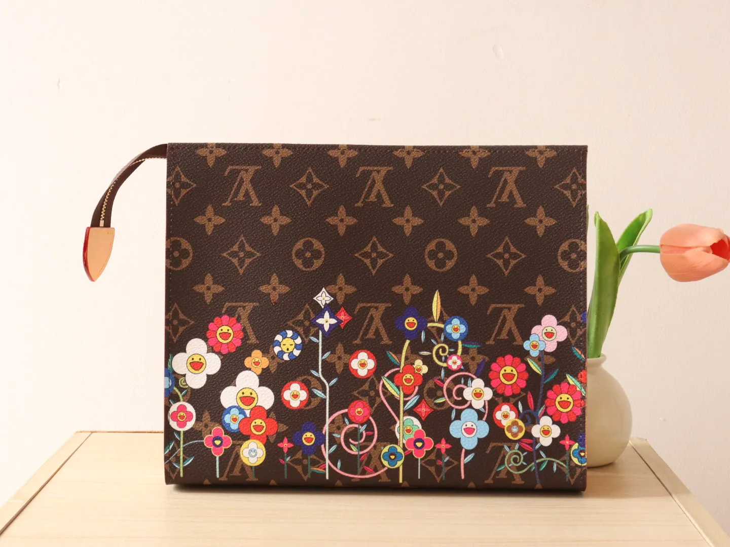 Exclusive real shot of M14180! 🌟P420 This toilet bag is from the Louis Vuitton x Takashi Murakami cross-border collaboration series. It depicts smart Monogram flowers on Monogram coated canvas, interpreting the "super flat" style of Japanese artist Takashi Murakami with interesting brushstrokes. Dazzling zipper closure and interior patch pockets provide secure storage, and the washable lining adds functionality. Size: 25×20×5.5cm