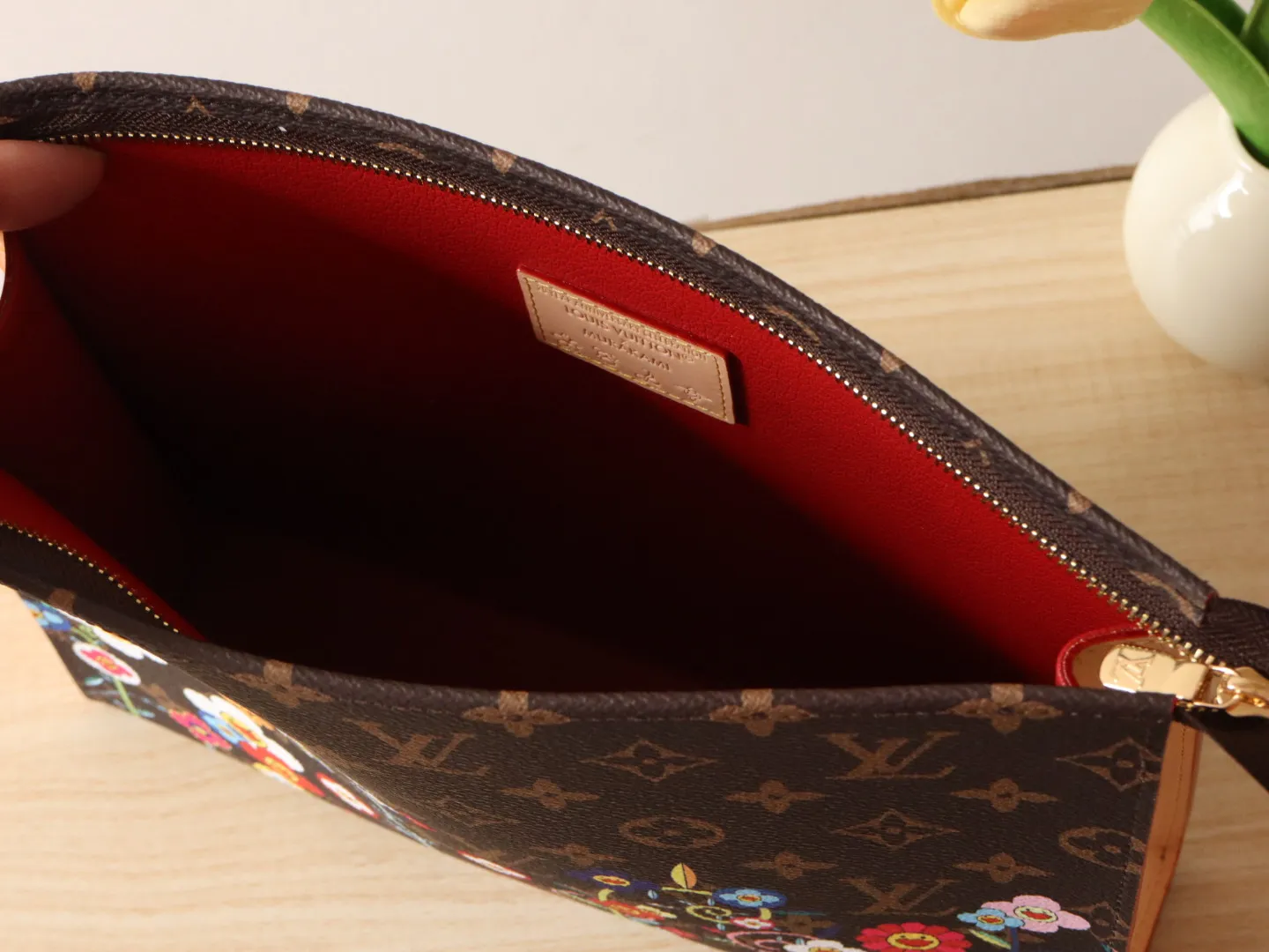 Exclusive real shot of M14180! 🌟P420 This toilet bag is from the Louis Vuitton x Takashi Murakami cross-border collaboration series. It depicts smart Monogram flowers on Monogram coated canvas, interpreting the "super flat" style of Japanese artist Takashi Murakami with interesting brushstrokes. Dazzling zipper closure and interior patch pockets provide secure storage, and the washable lining adds functionality. Size: 25×20×5.5cm