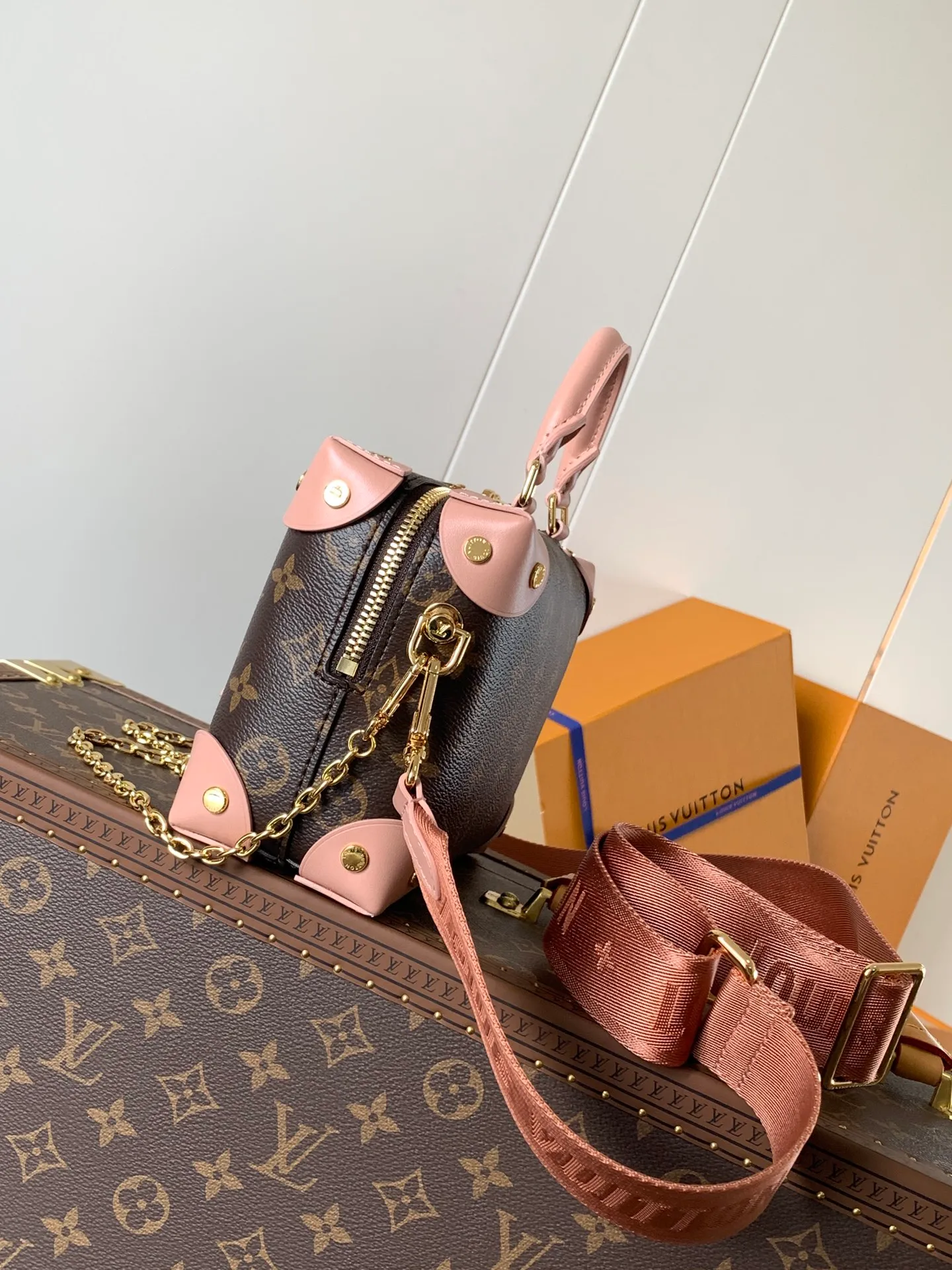 💰880 Top original order, M45531 peach color M45571 black Petite Malle Souple handbag is made of Monogram canvas, integrated with riveted leather corners and leather nameplate, which tells the inheritance of box making, with nautical style chain, Louis Vuitton Malletier embroidery and detachable wide shoulder strap. Dimensions: 20.0 x 14.0 x 7.5 cm