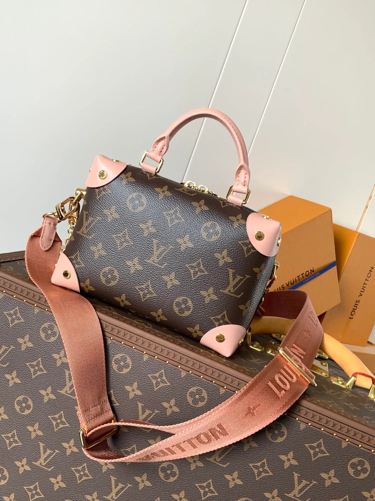 💰880 Top original order, M45531 peach color M45571 black Petite Malle Souple handbag is made of Monogram canvas, integrated with riveted leather corners and leather nameplate, which tells the inheritance of box making, with nautical style chain, Louis Vuitton Malletier embroidery and detachable wide shoulder strap. Dimensions: 20.0 x 14.0 x 7.5 cm